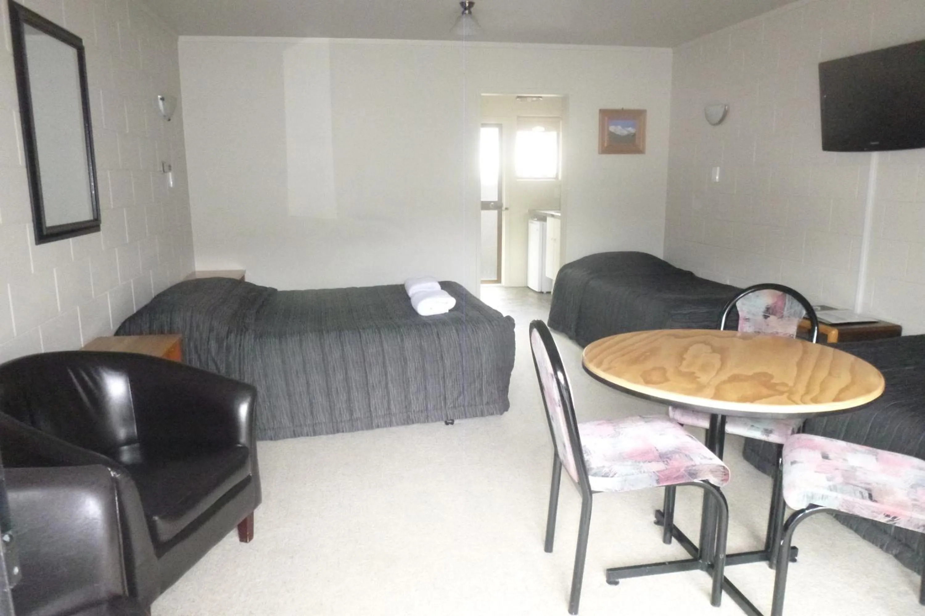 Photo of the whole room, Bed in Ruapehu Mountain Motel & Lodge