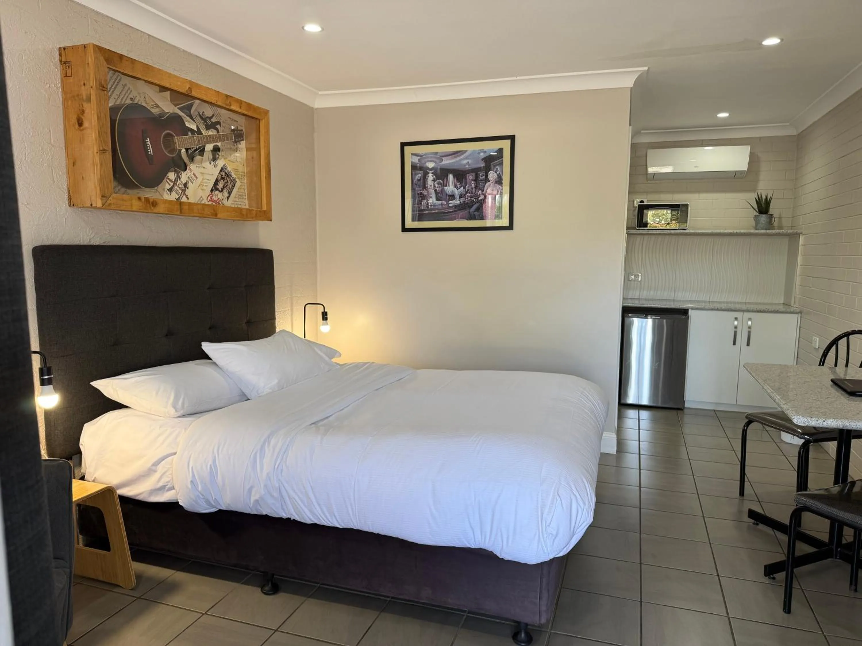 Bedroom, Bed in Country Leisure Motor Inn