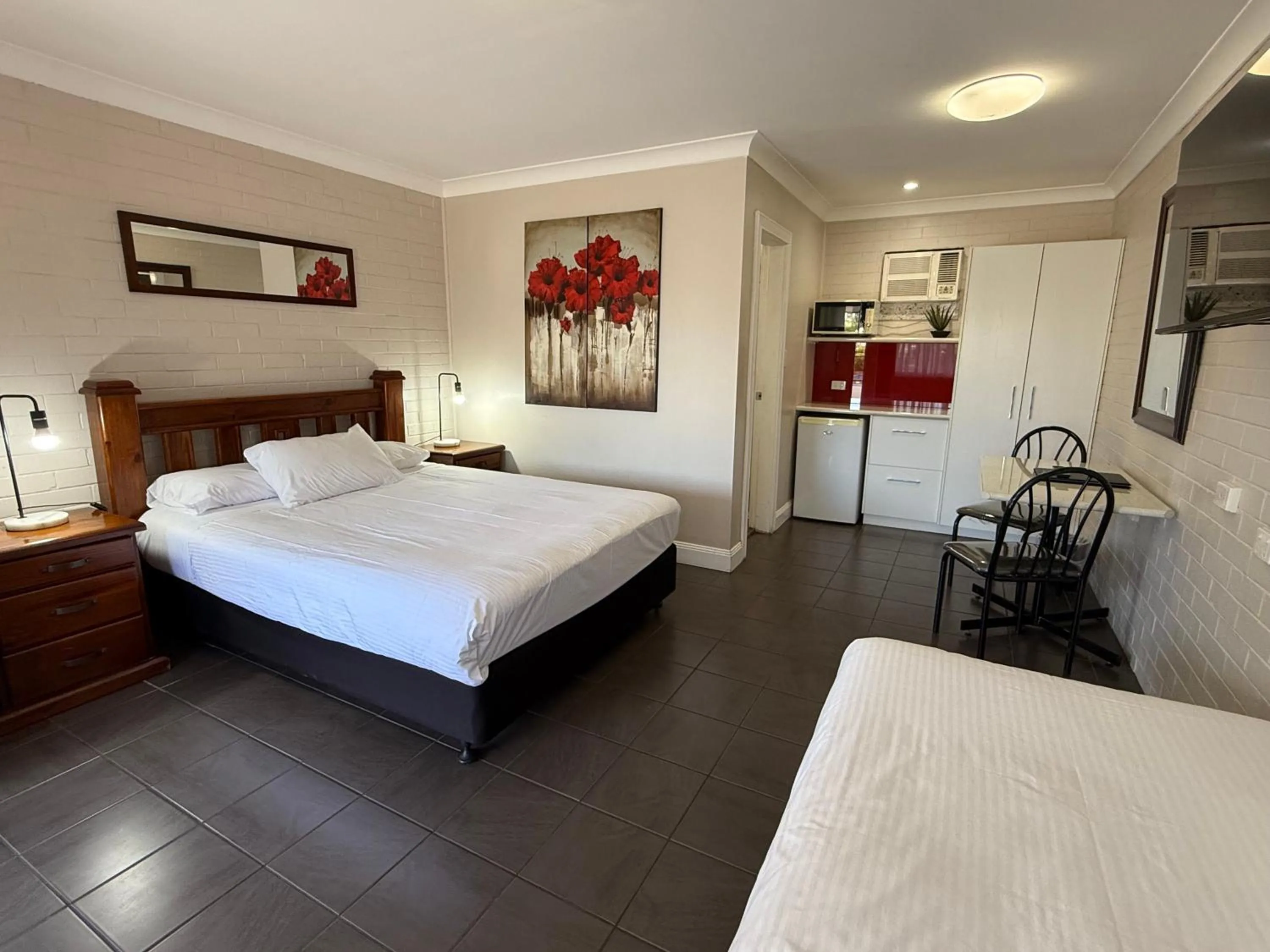 Bedroom, Bed in Country Leisure Motor Inn