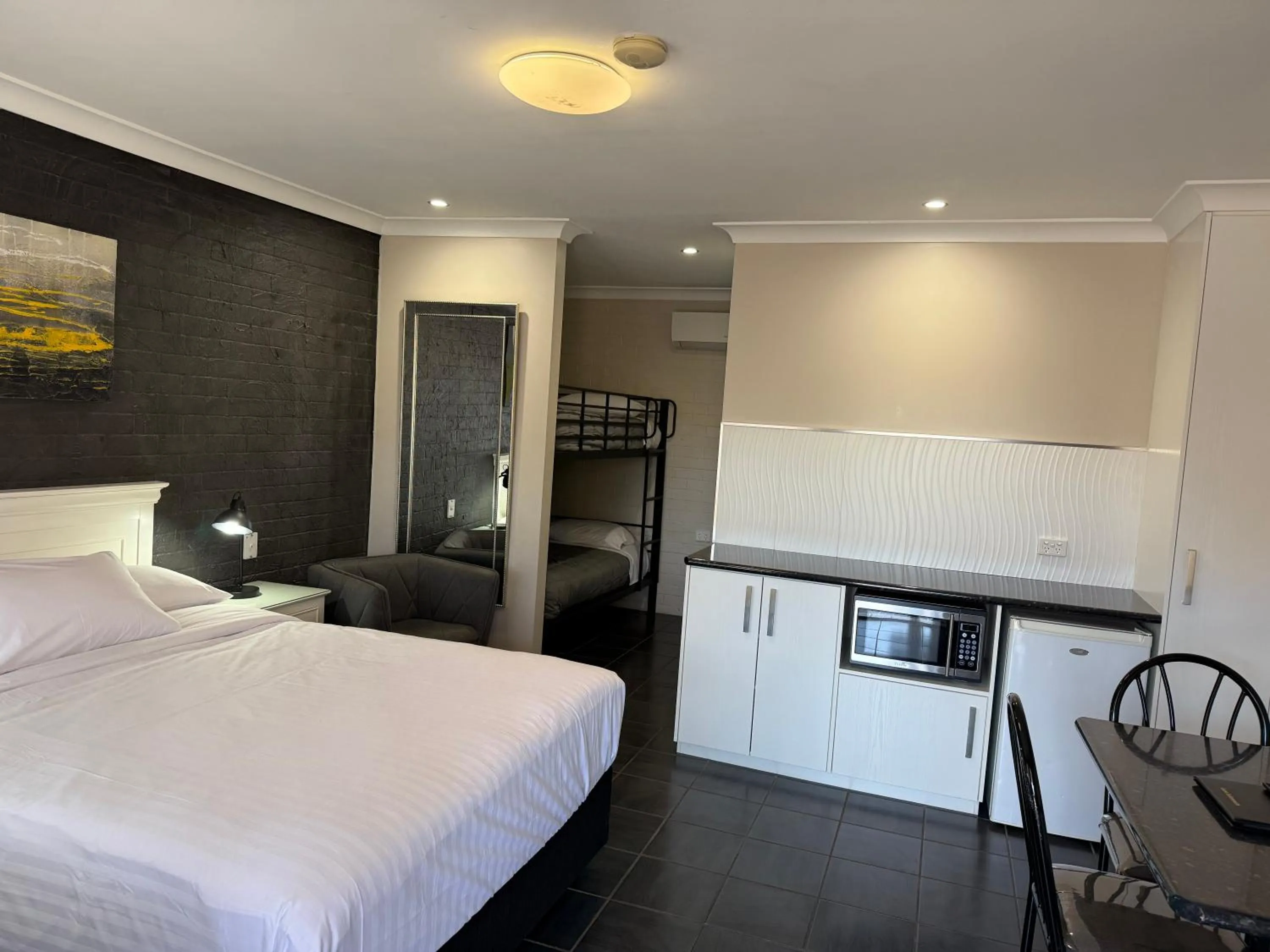 Bedroom, Bed in Country Leisure Motor Inn