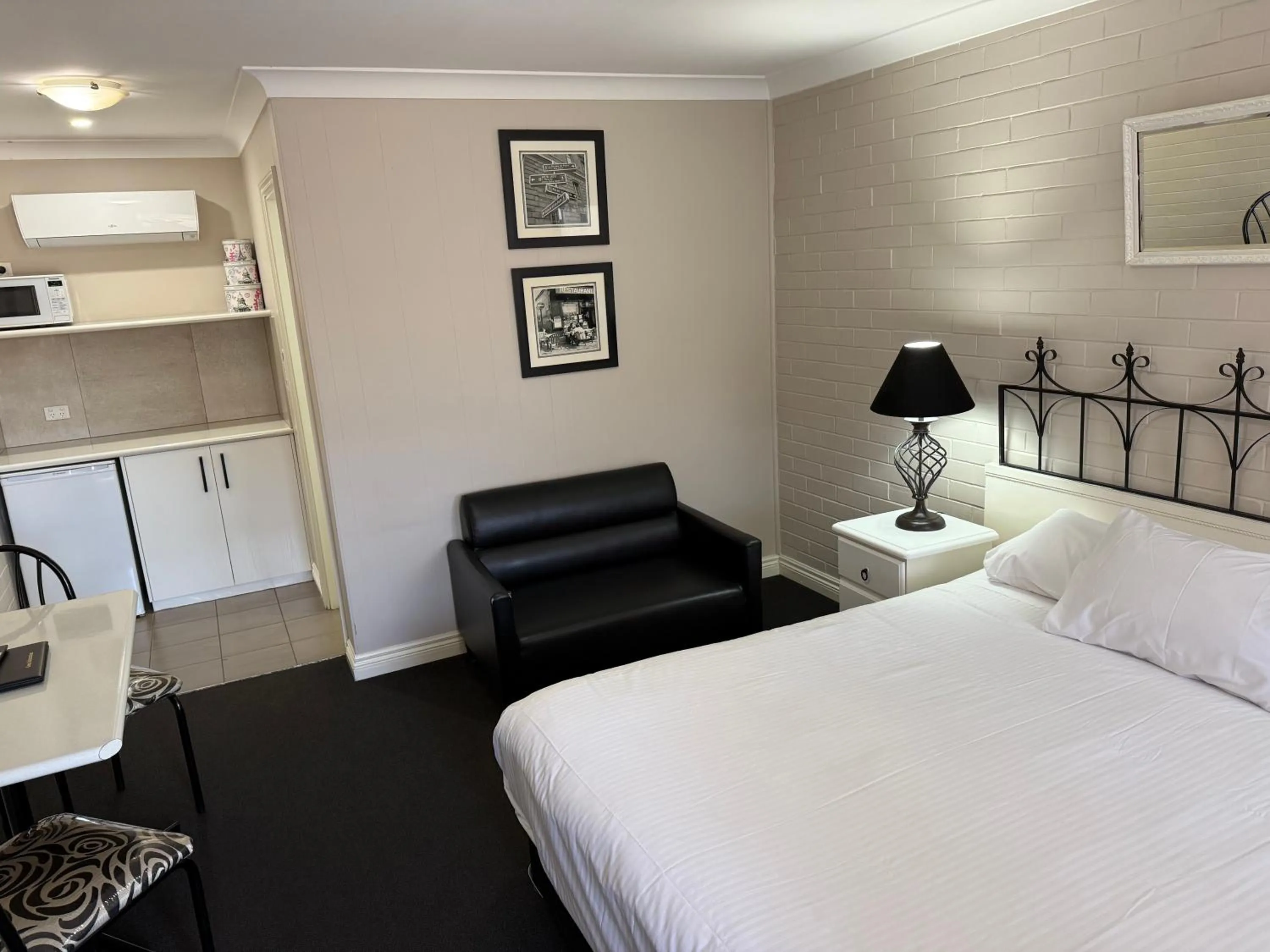 Bedroom, Bed in Country Leisure Motor Inn