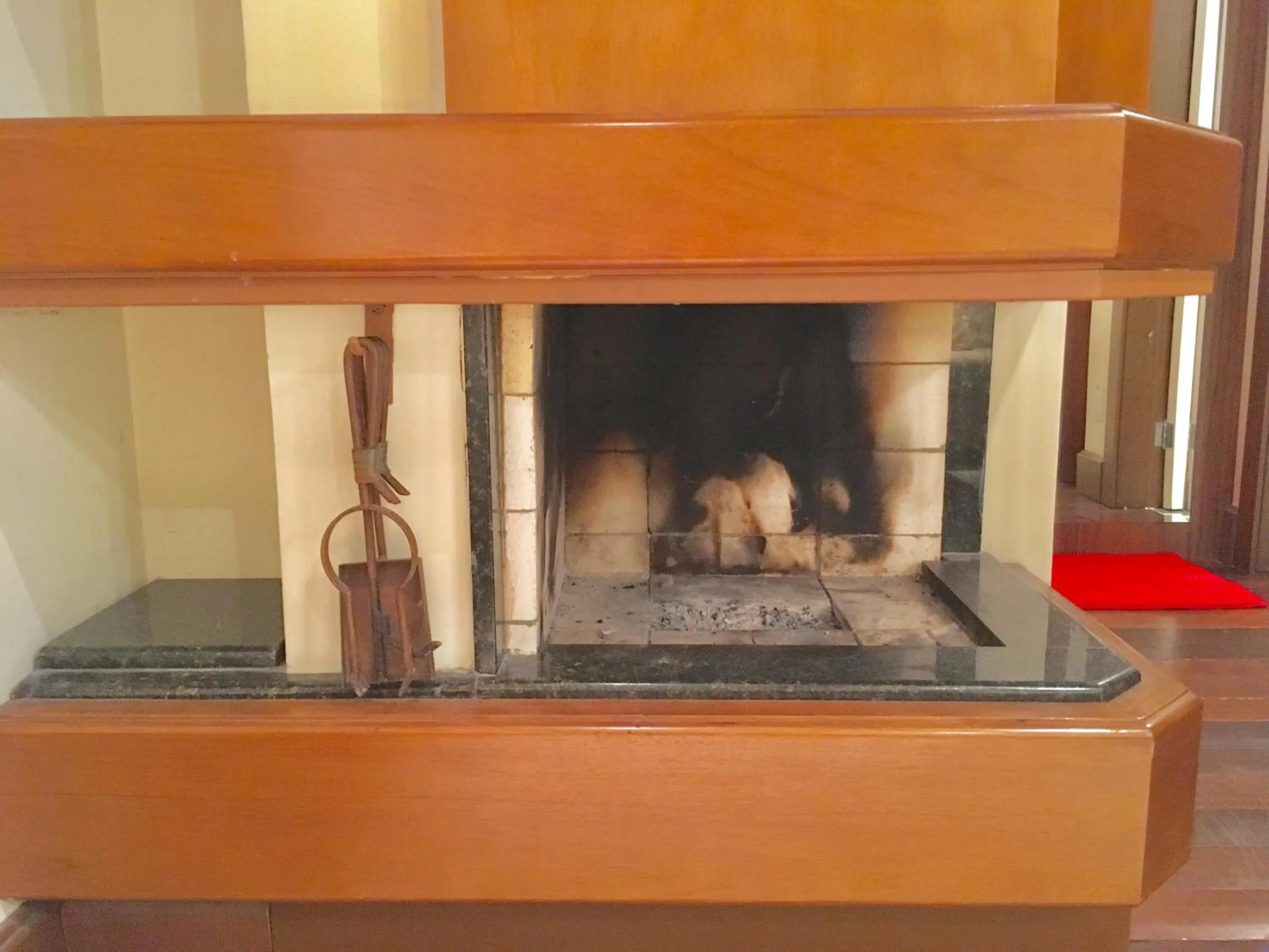 fireplace in Flat Mountain Village Luxo e Conforto na Serra