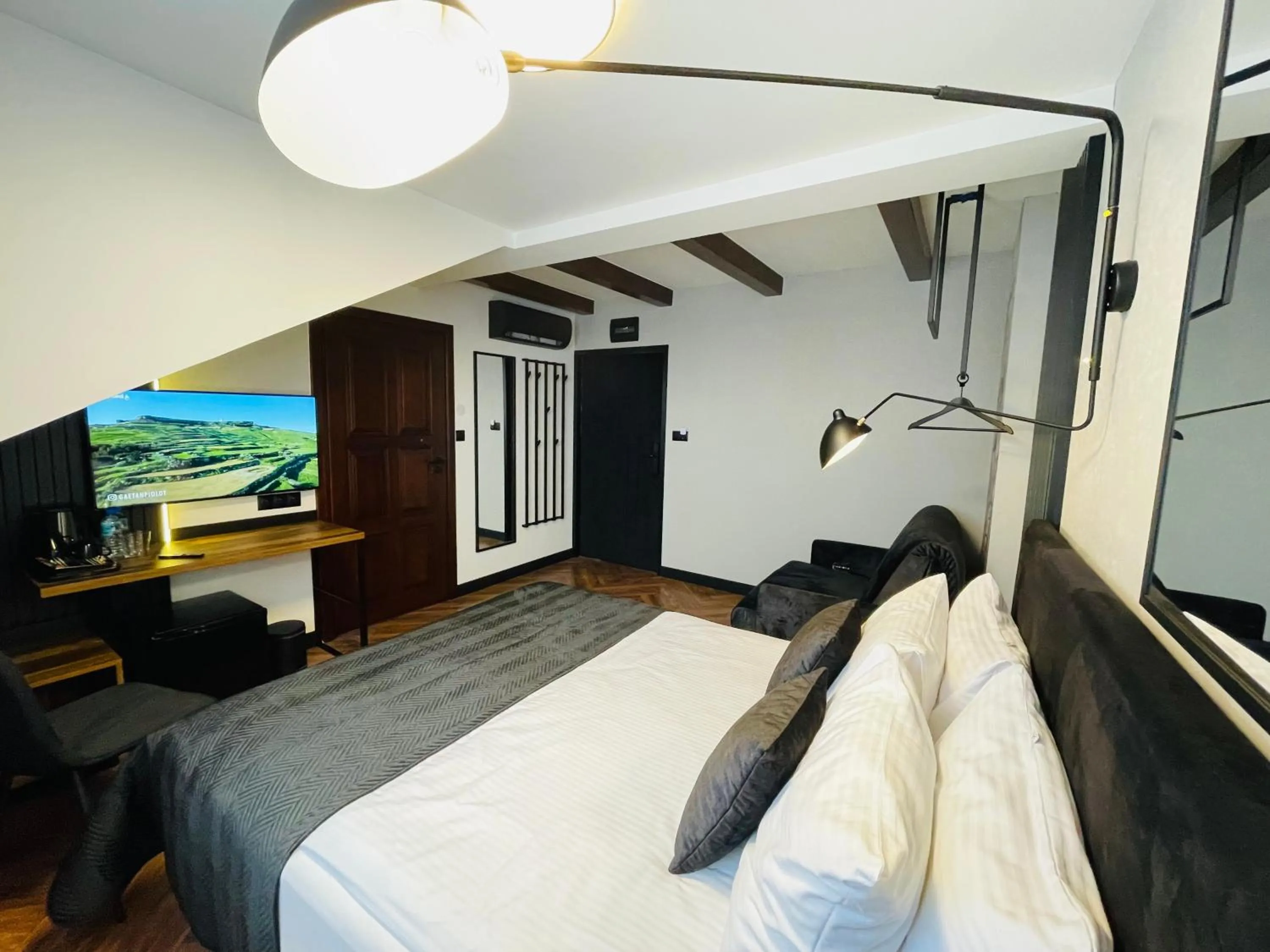 Photo of the whole room in Hotel Millennium