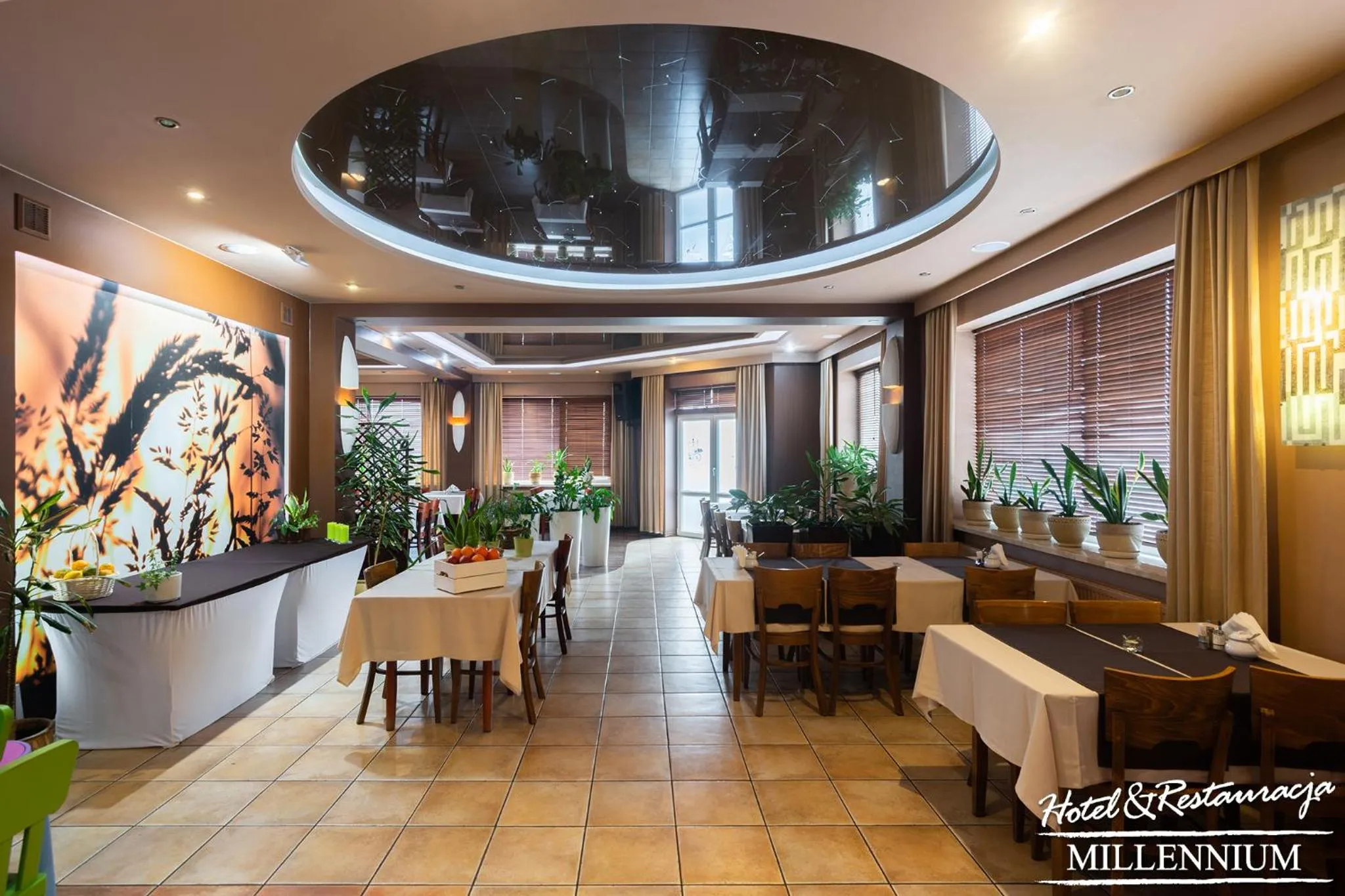 Restaurant/places to eat in Hotel Millennium