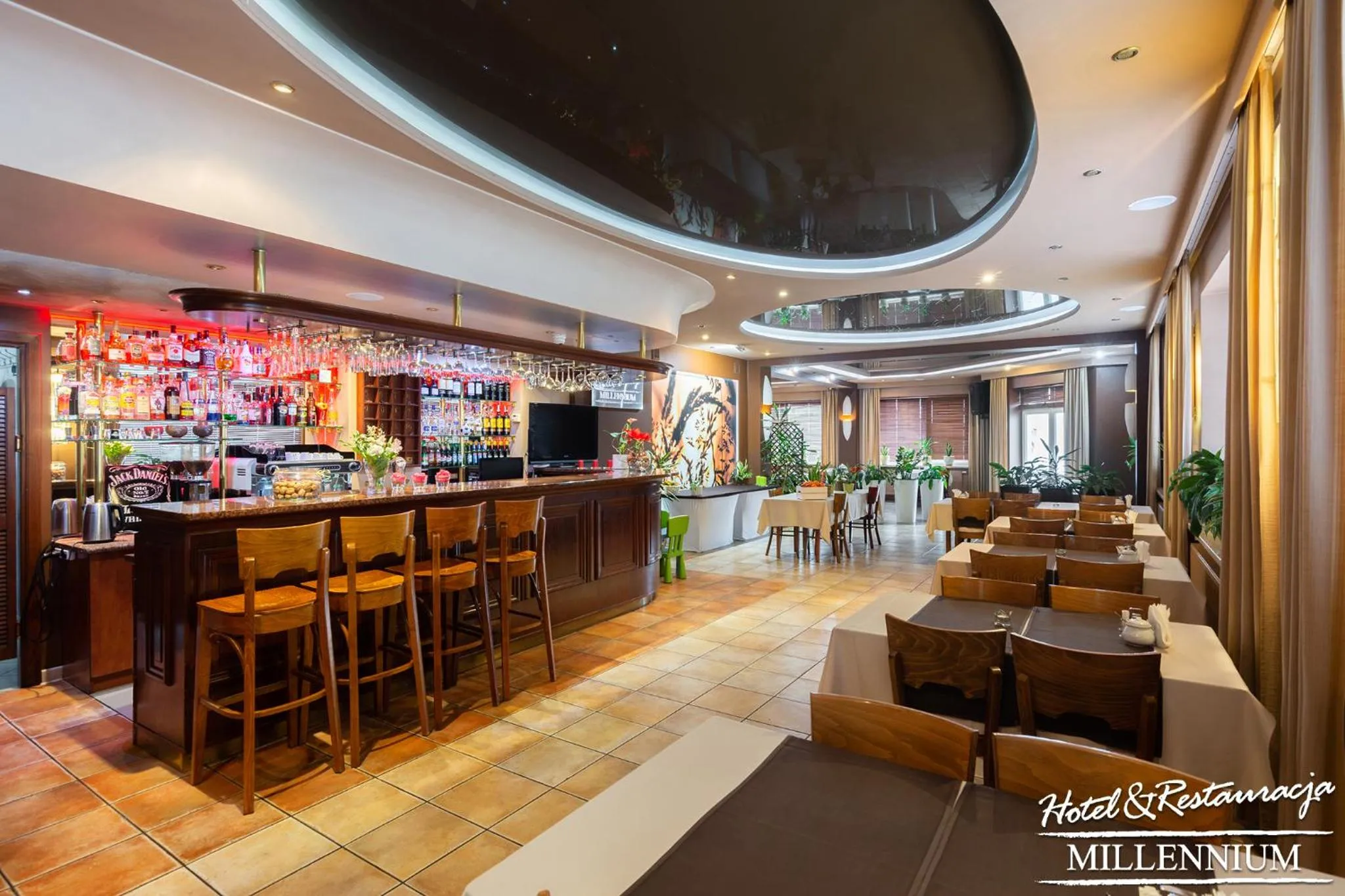 Restaurant/places to eat in Hotel Millennium