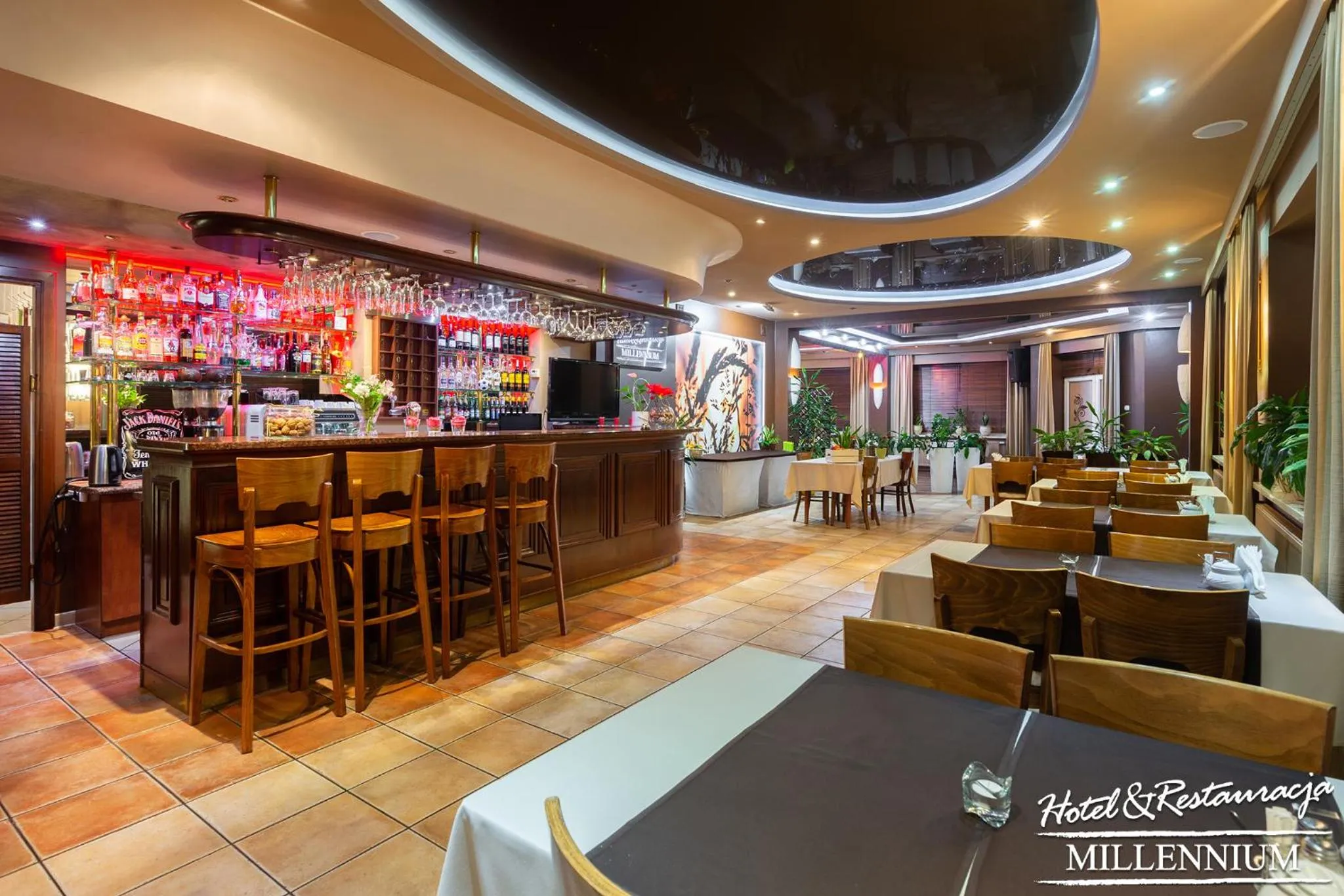 Restaurant/places to eat in Hotel Millennium