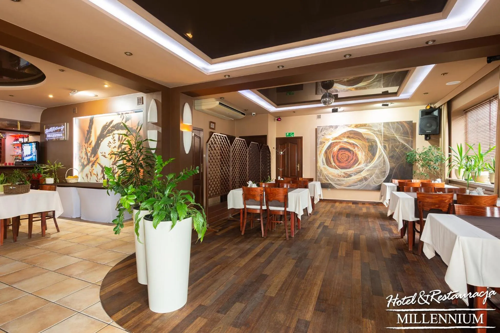 Restaurant/places to eat in Hotel Millennium