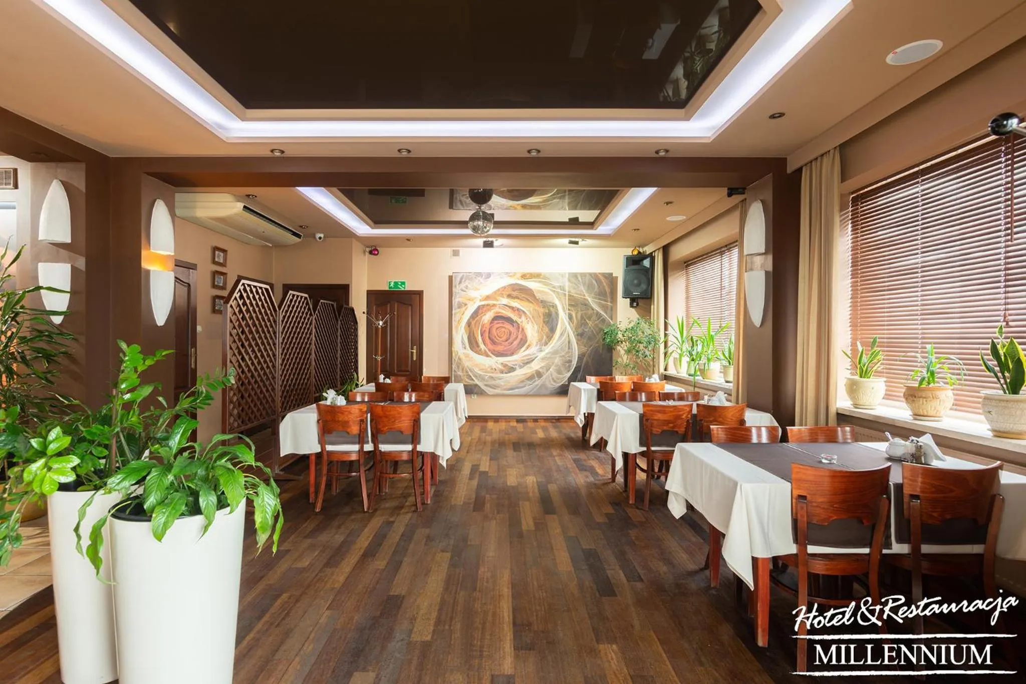 Restaurant/places to eat in Hotel Millennium