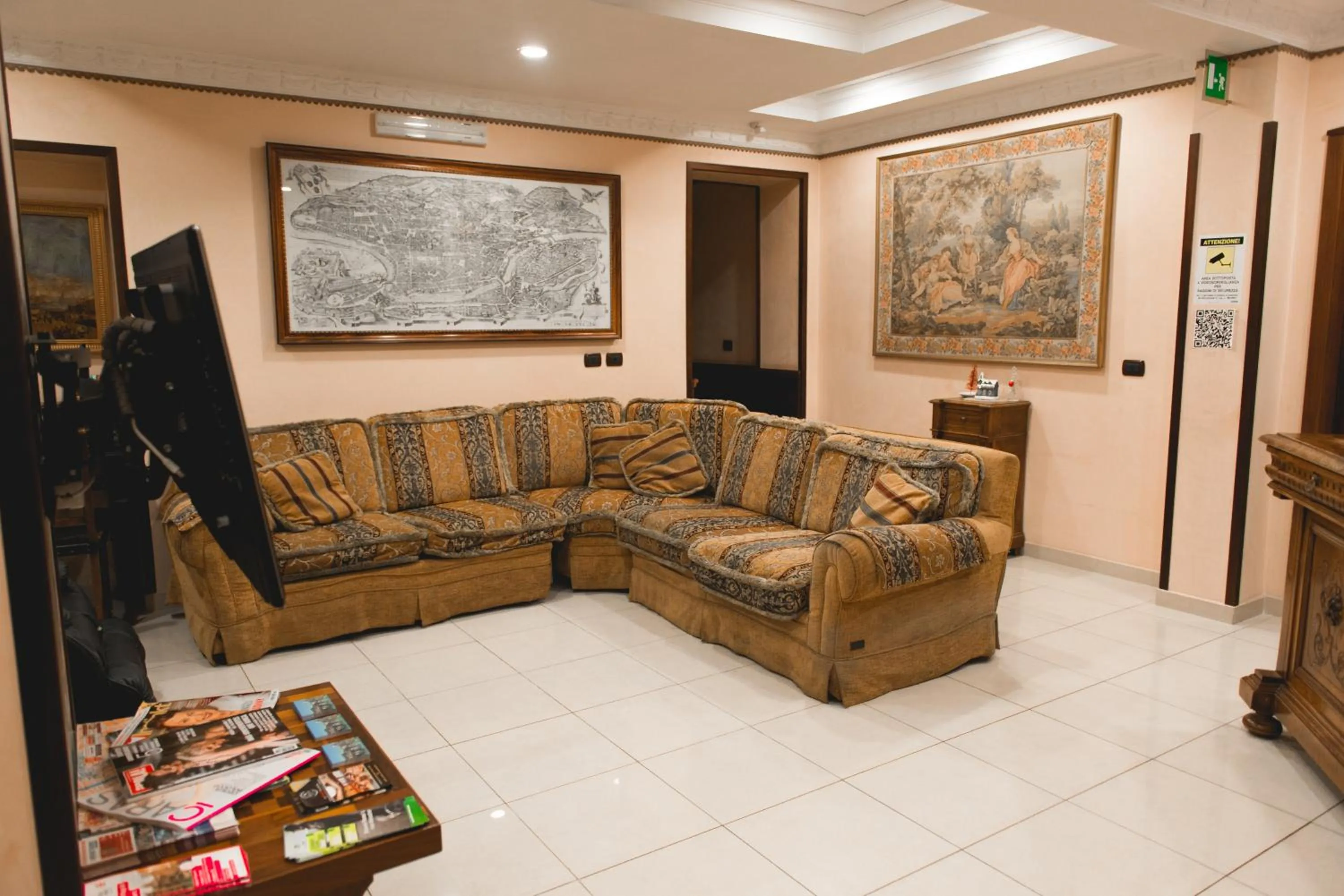 Communal lounge/ TV room in Hotel Robinson