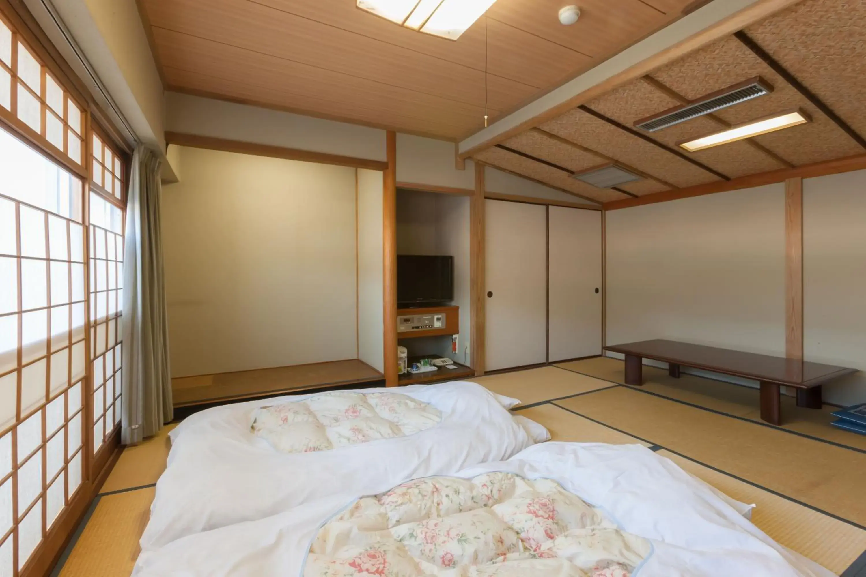 Photo of the whole room, Bed in Onomichi Royal Hotel Photo of the whole room, Bed in Onomichi Royal Hotel