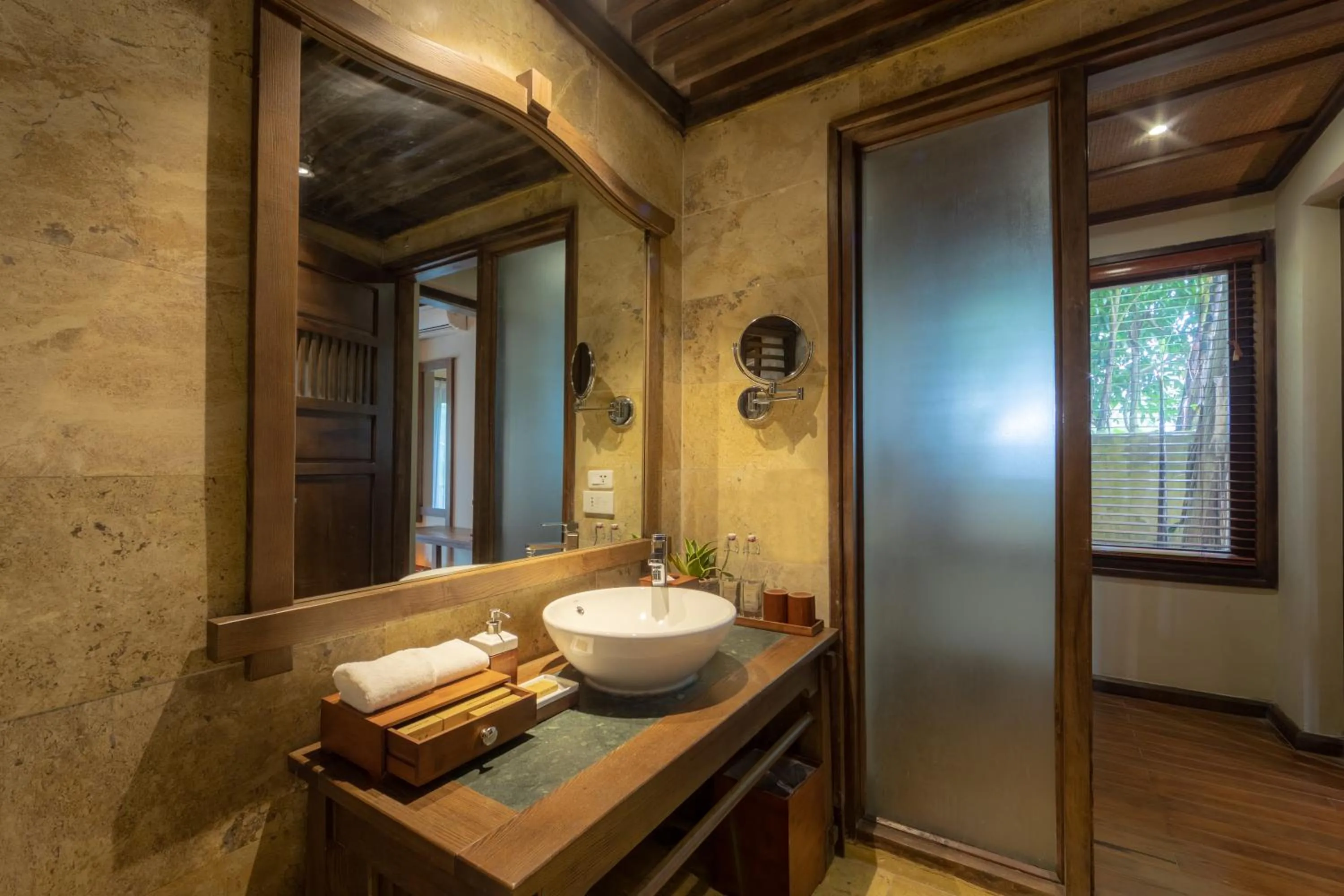 Toilet in Melia Ba Vi Mountain Retreat