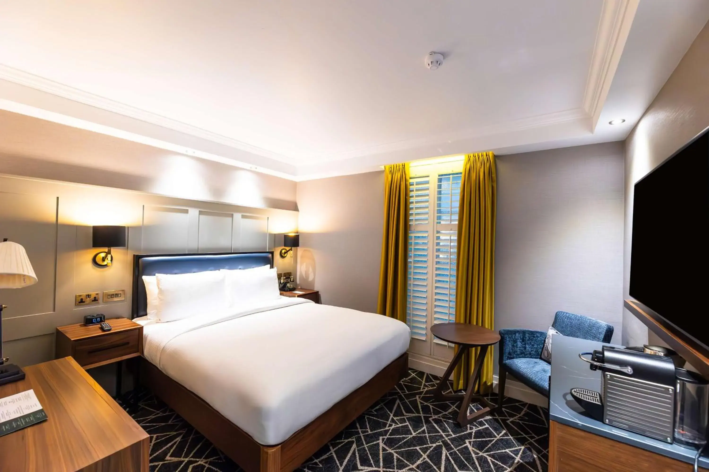 Cozy Double Room in 100 Queen's Gate Hotel London Kensington, Curio Collection by Hilton Cozy Double Room in 100 Queen's Gate Hotel London Kensington, Curio Collection by Hilton