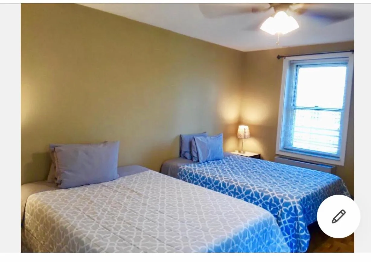 Bed in Laugh, Eat, Sleep Downtown Wine Down 9E