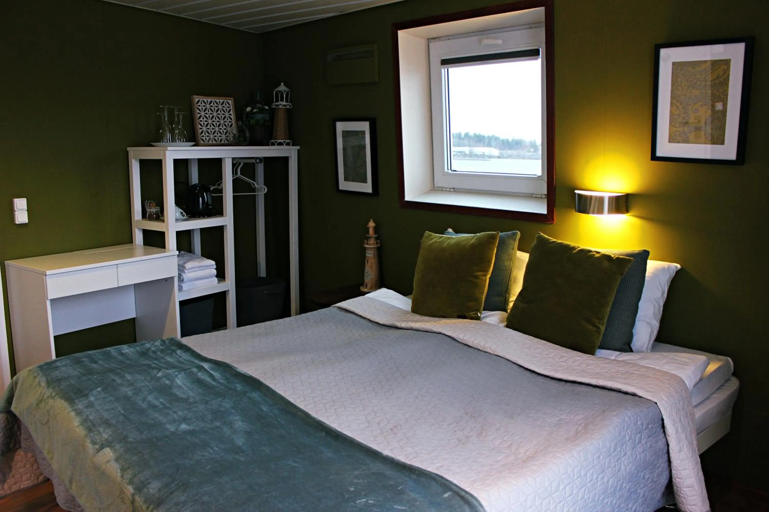 Coffee/tea facilities, Bed in Hotellilaiva Wuoksi