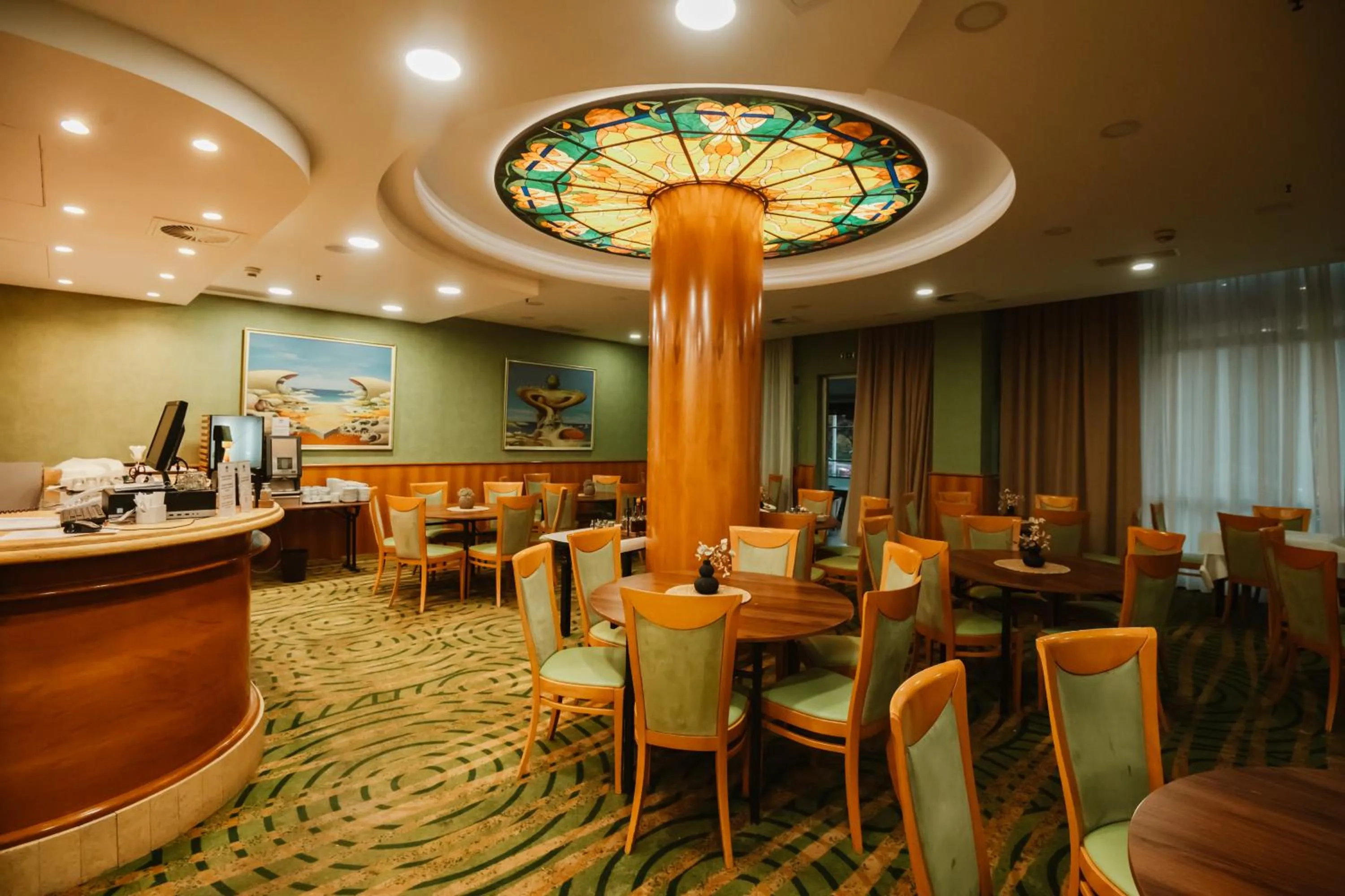 Restaurant/places to eat in Hotel Karpos