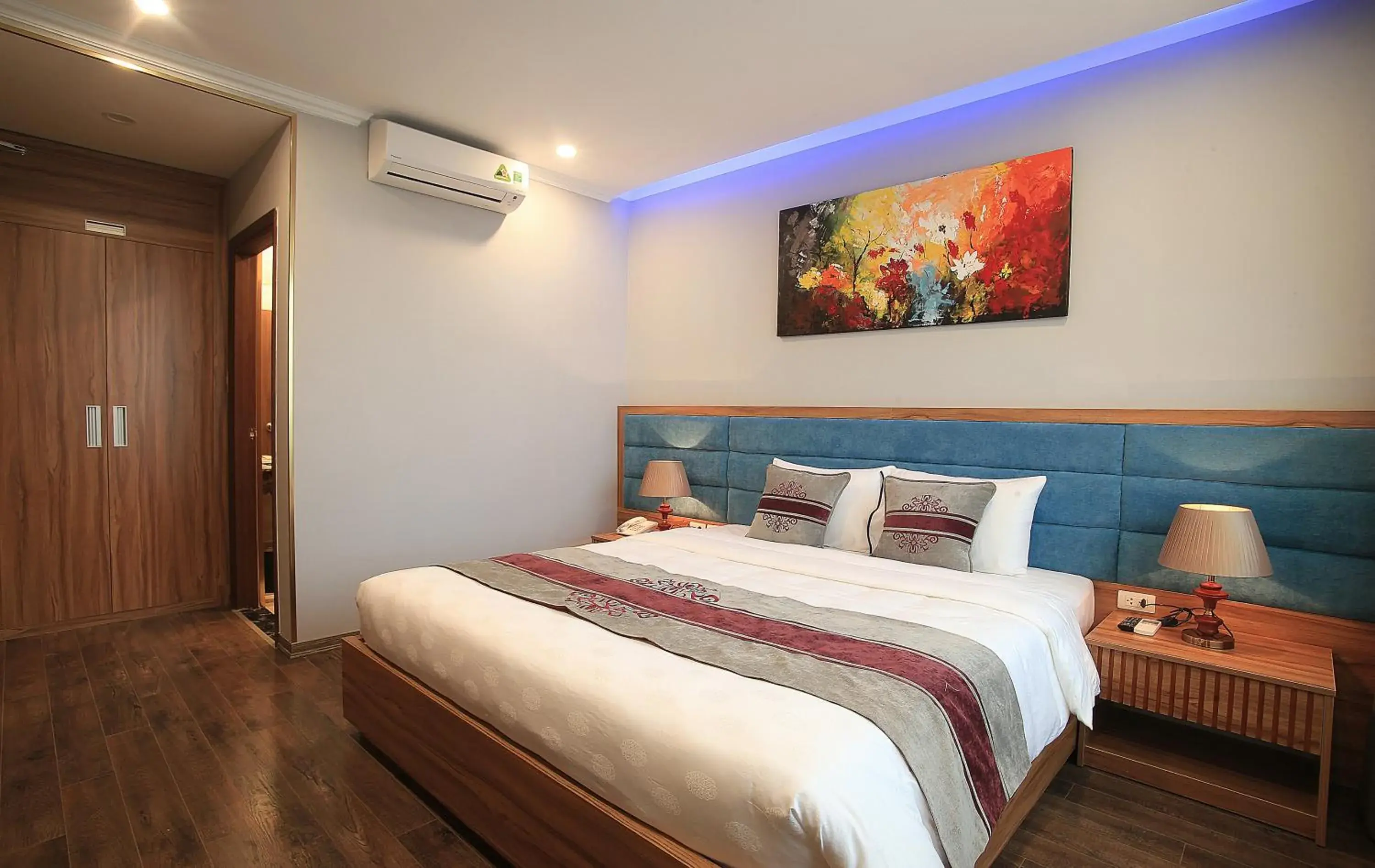 Standard King Room - single occupancy in Oriana Hotel Standard King Room - single occupancy in Oriana Hotel