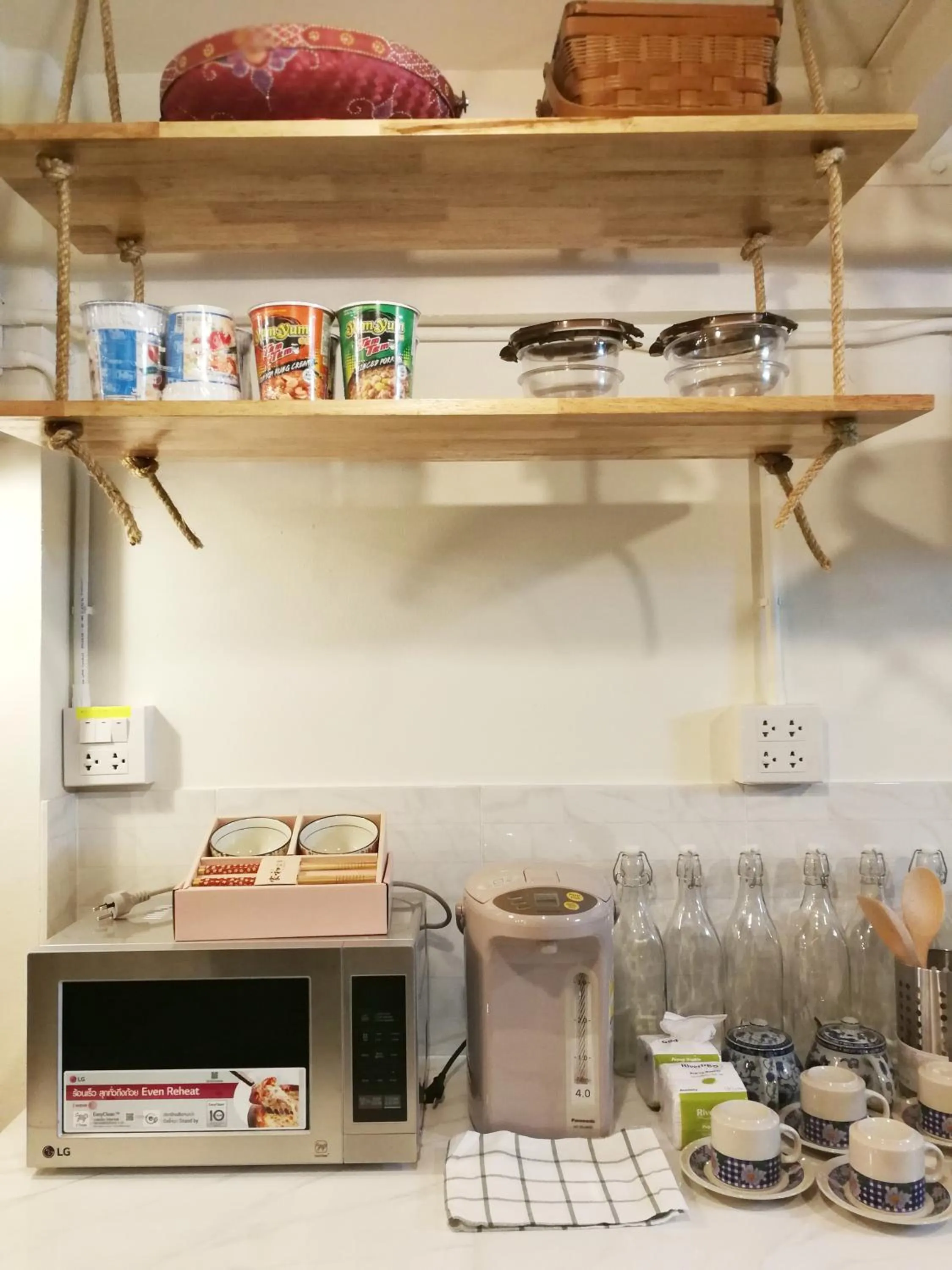 Restaurant/places to eat in Silla House