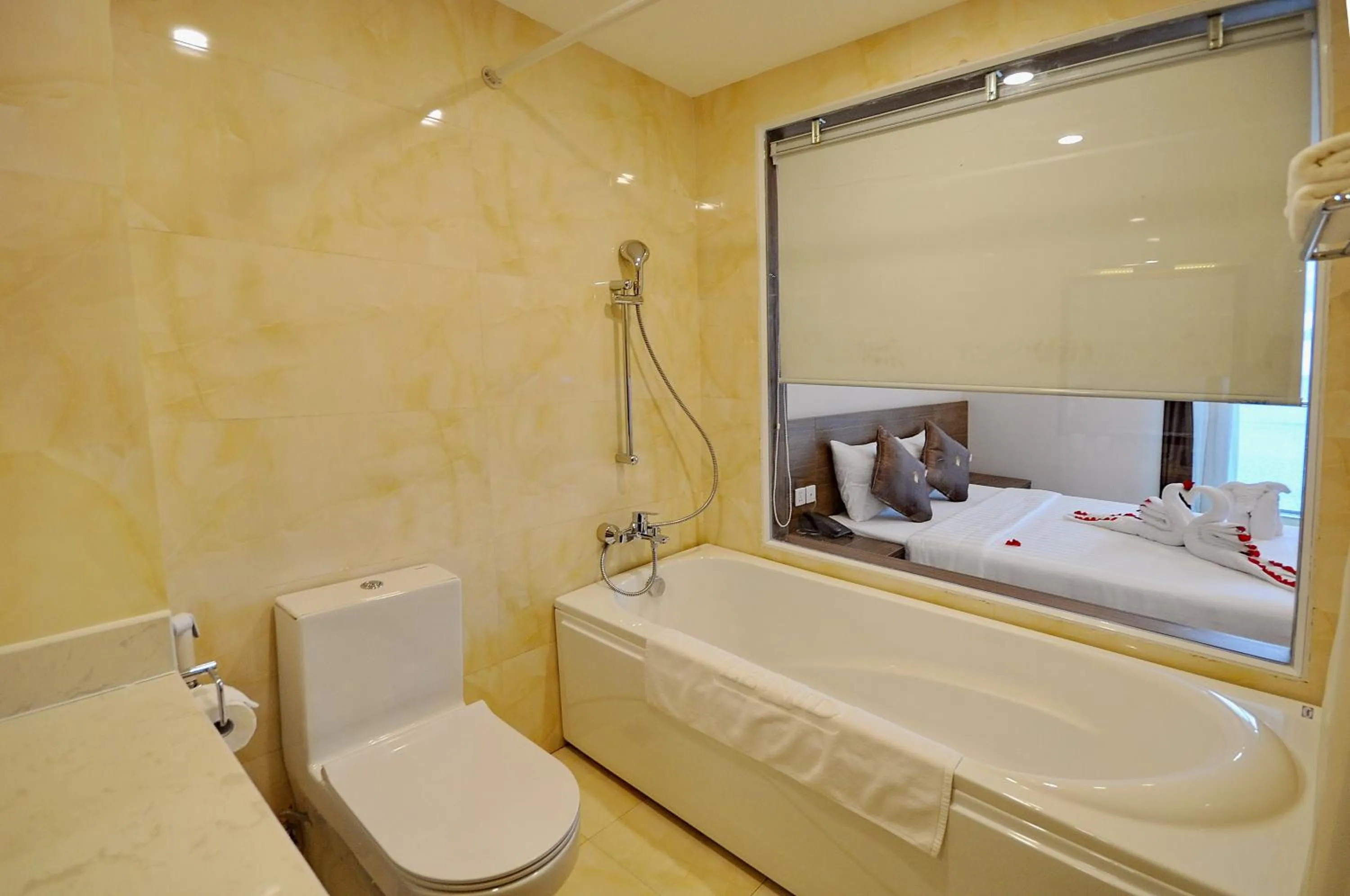 Toilet, Bed in Lenid Ocean View Hotel