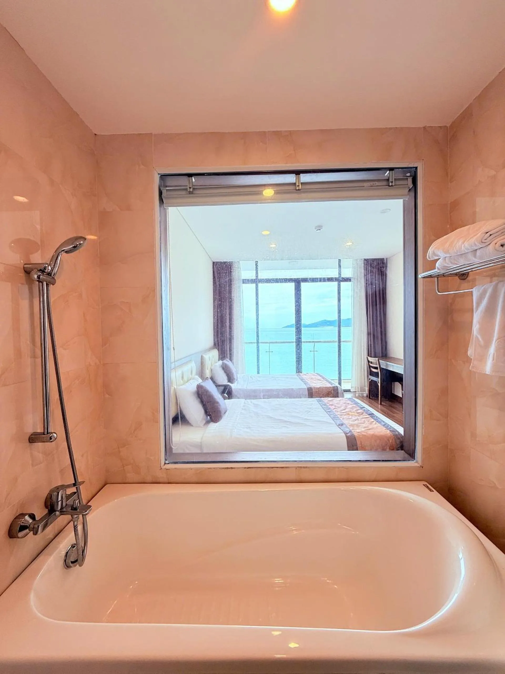 Hot Tub, Bed in Lenid Ocean View Hotel