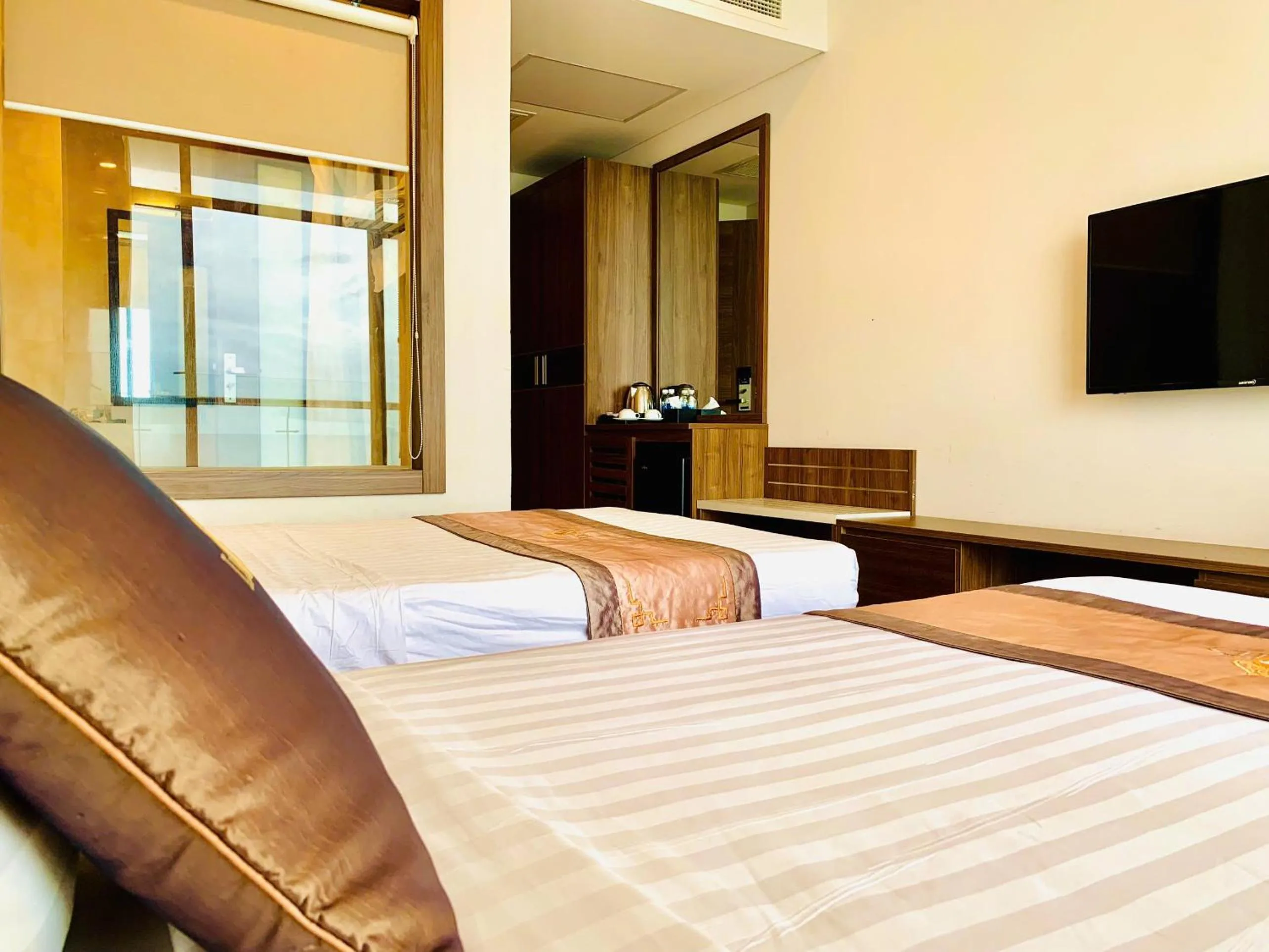 Communal lounge/ TV room, Bed in Lenid Ocean View Hotel