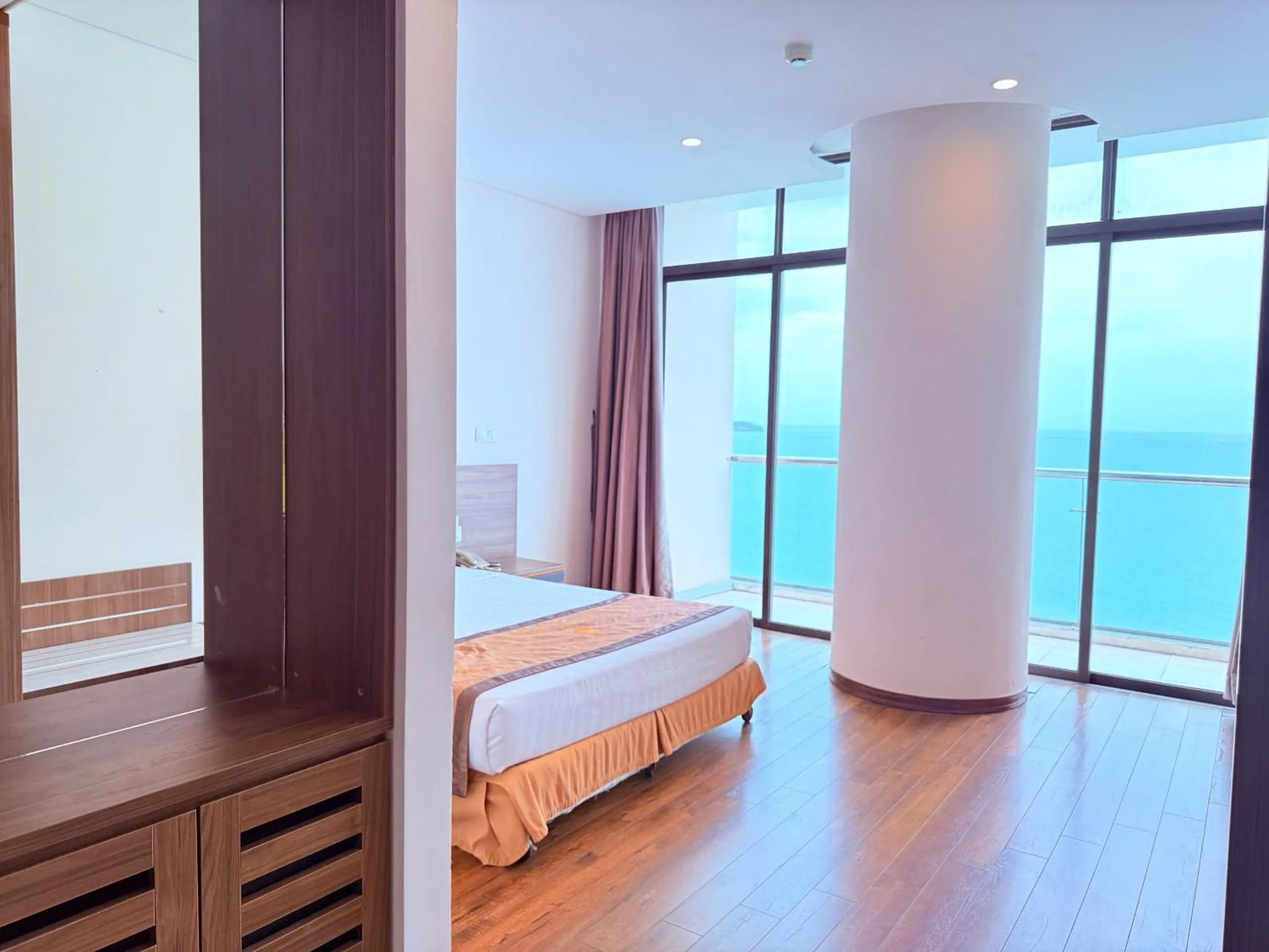 Bed in Lenid Ocean View Hotel