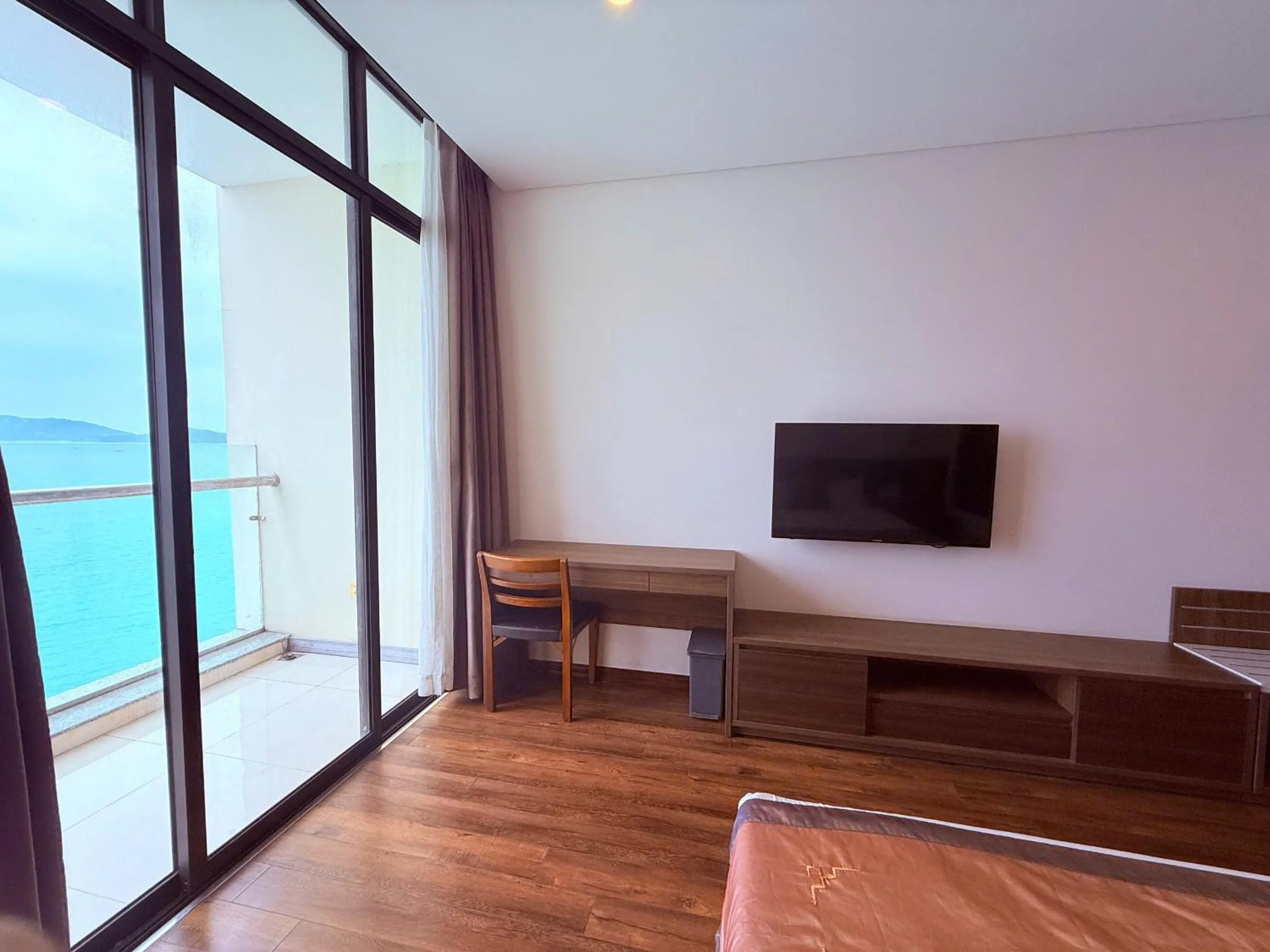 Communal lounge/ TV room in Lenid Ocean View Hotel