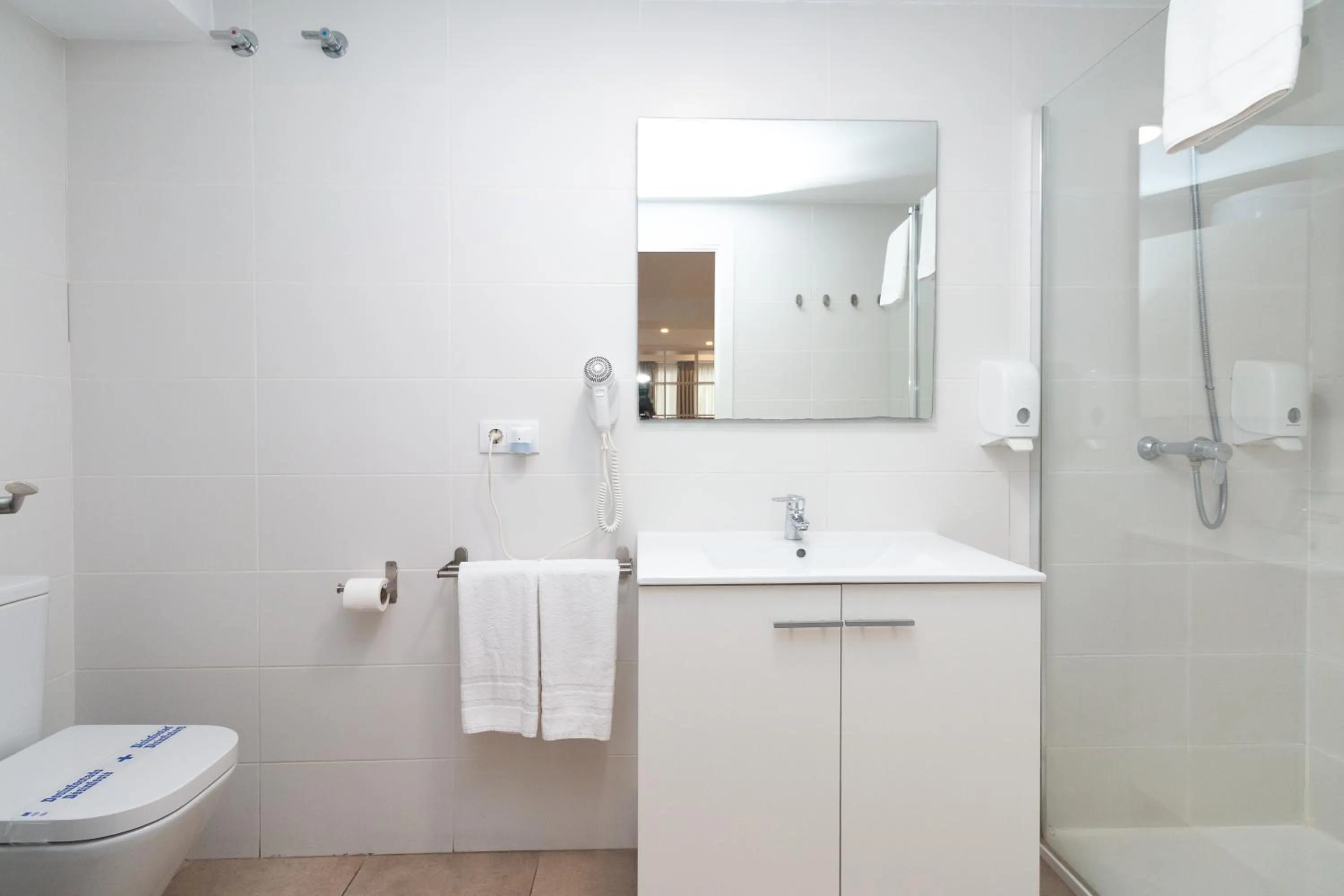 Shower in BET Apartments - Abastos