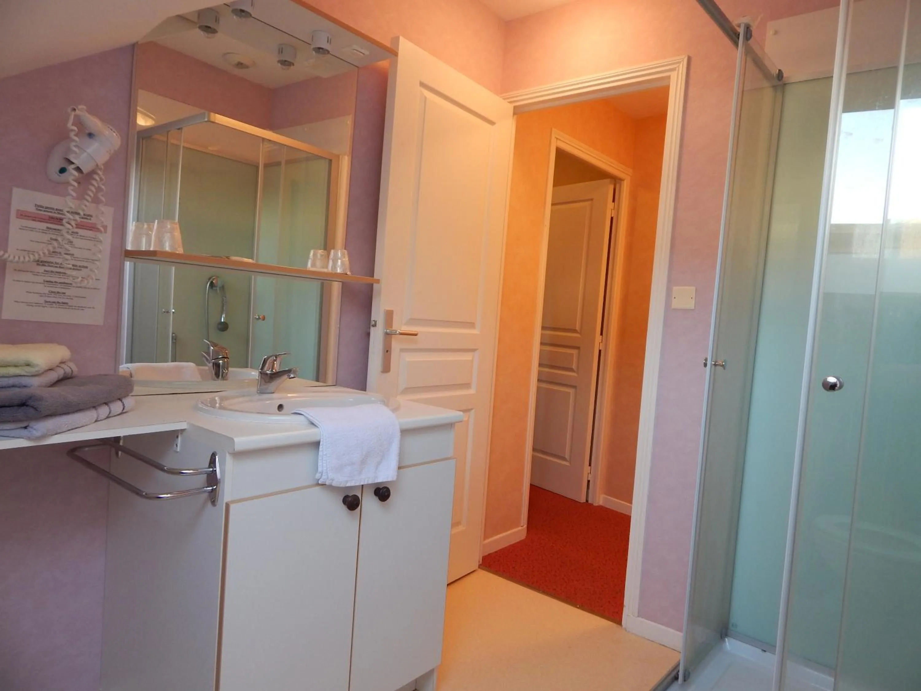 Shower in Le Lion D'or