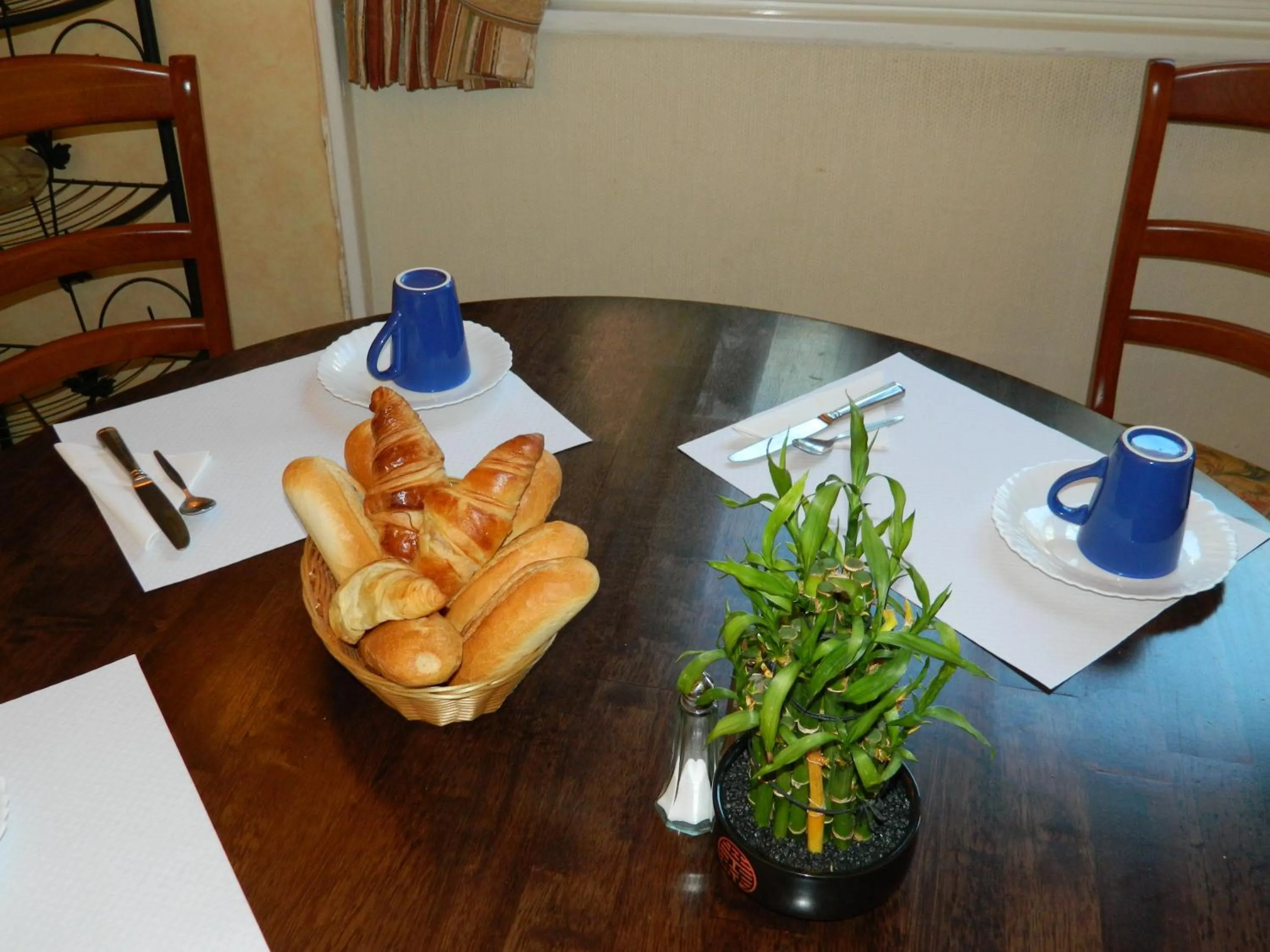 Restaurant/places to eat in Le Lion D'or