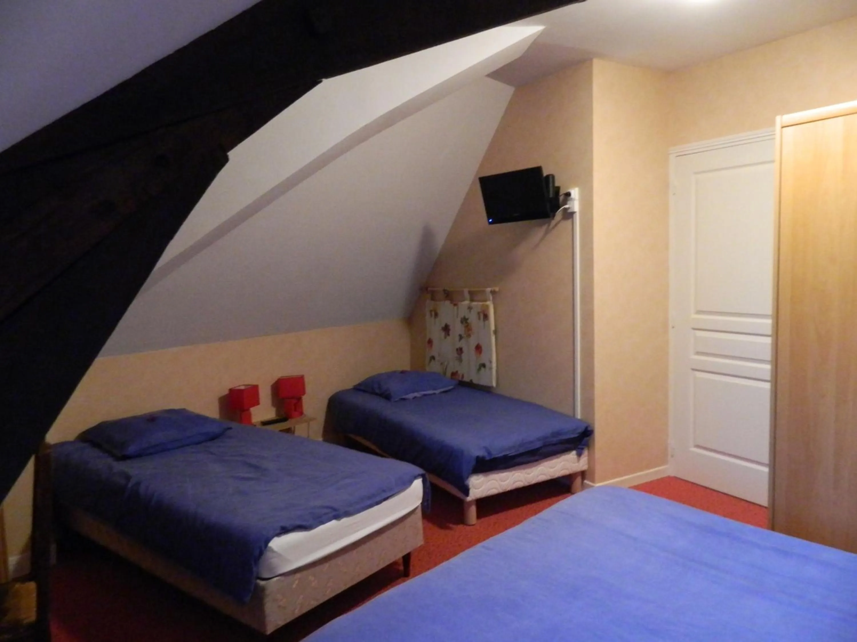 Bedroom in Le Lion D'or