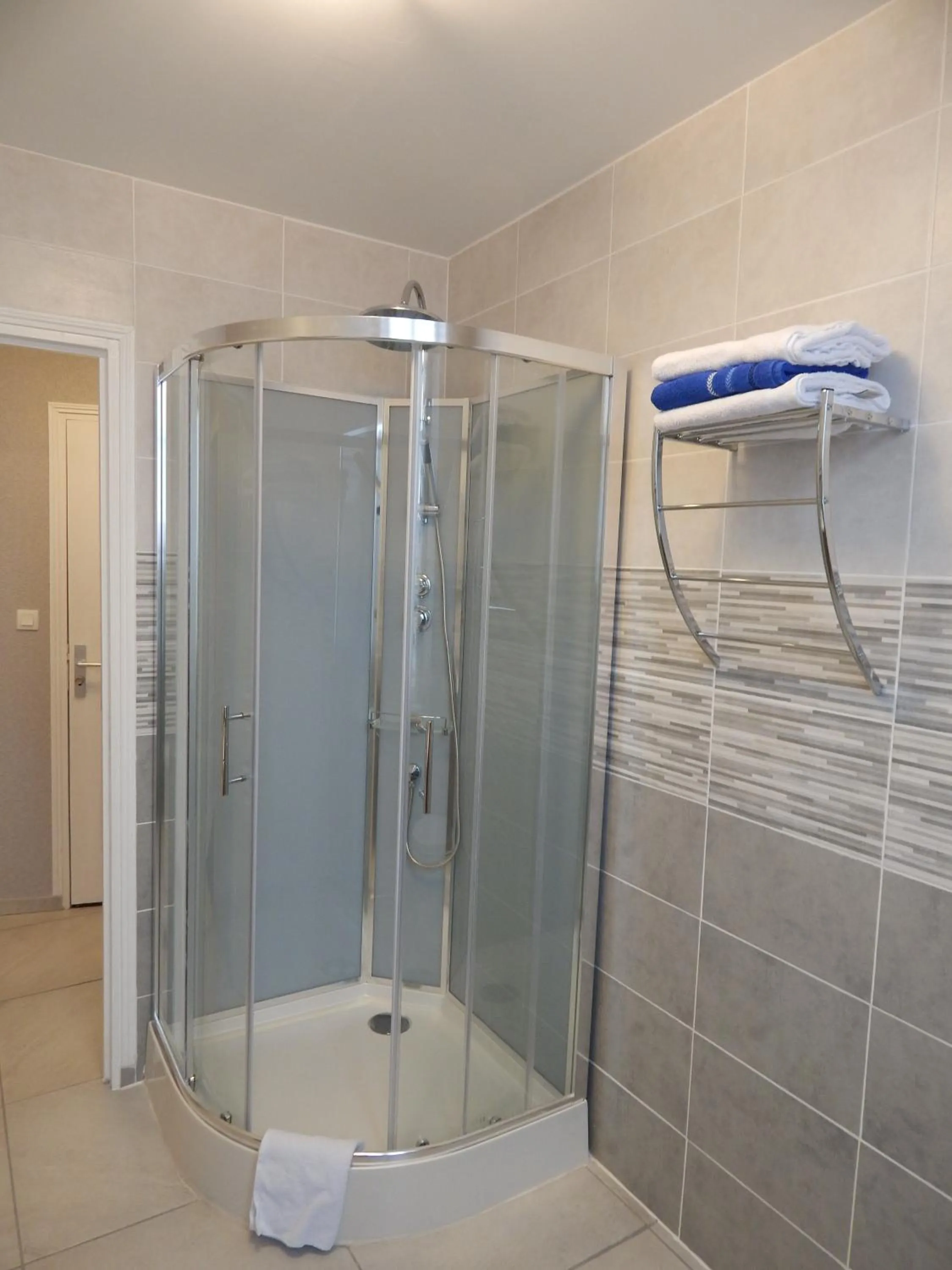 Shower in Le Lion D'or