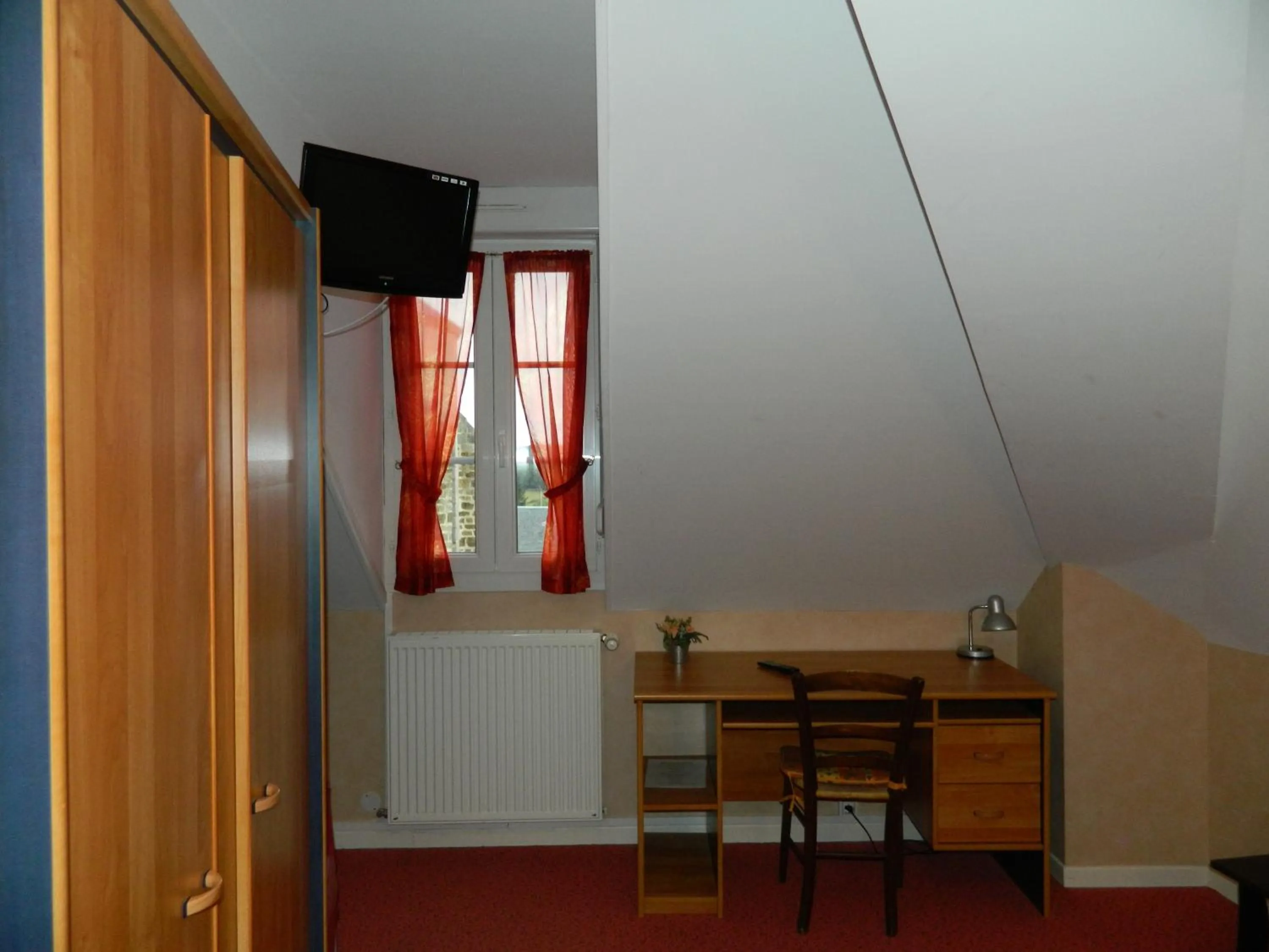 Bedroom in Le Lion D'or