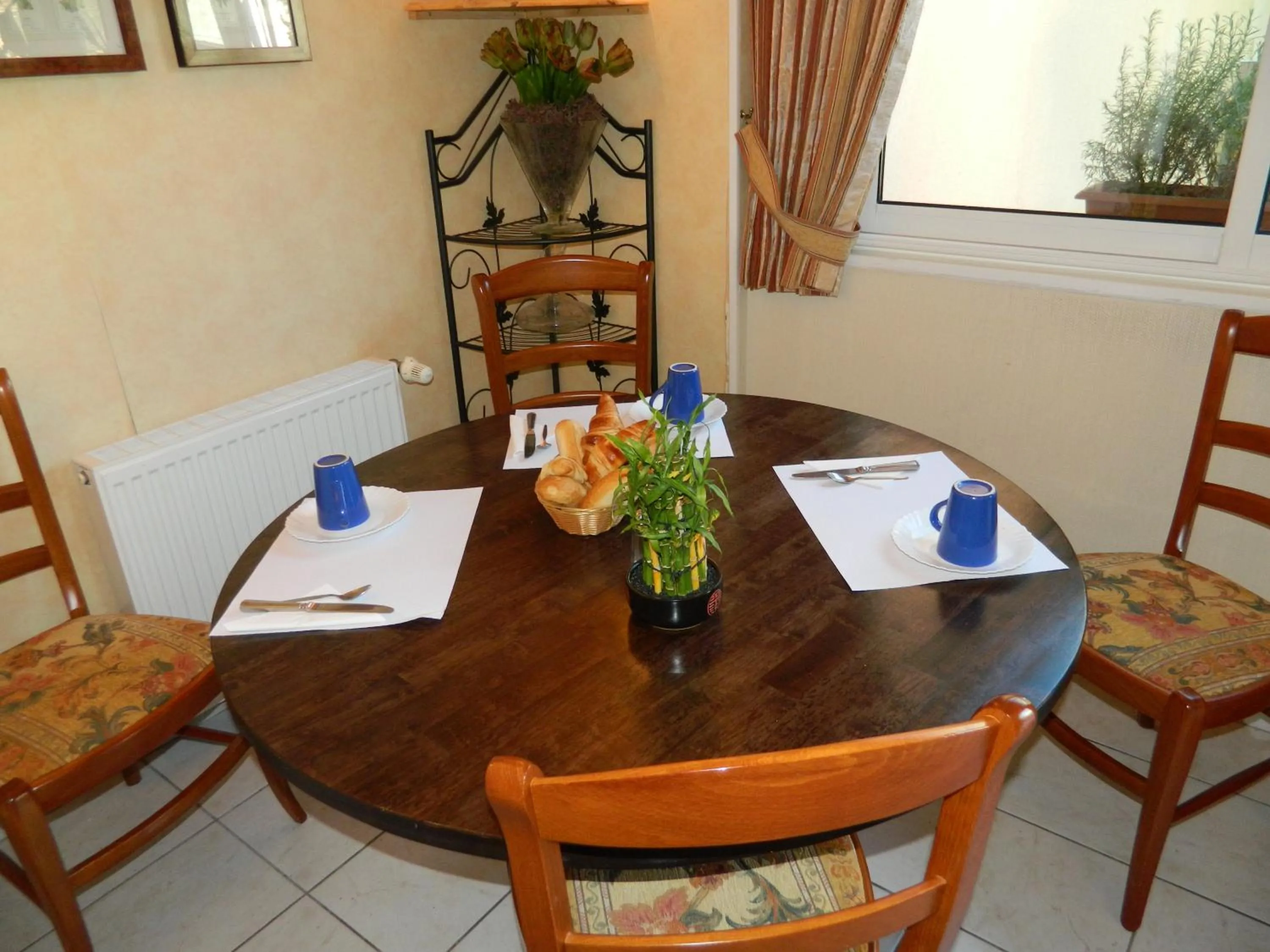 Restaurant/places to eat in Le Lion D'or