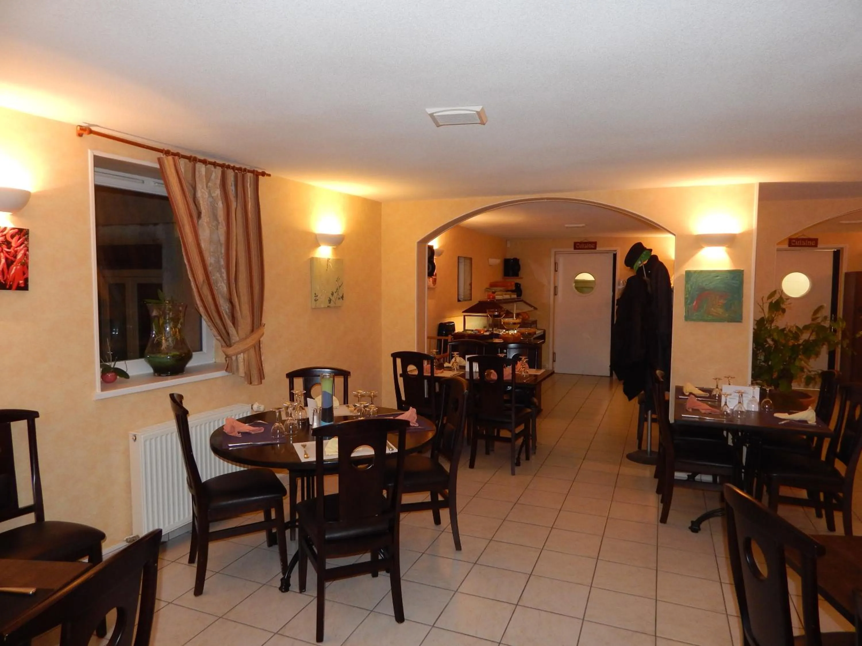 Restaurant/places to eat in Le Lion D'or