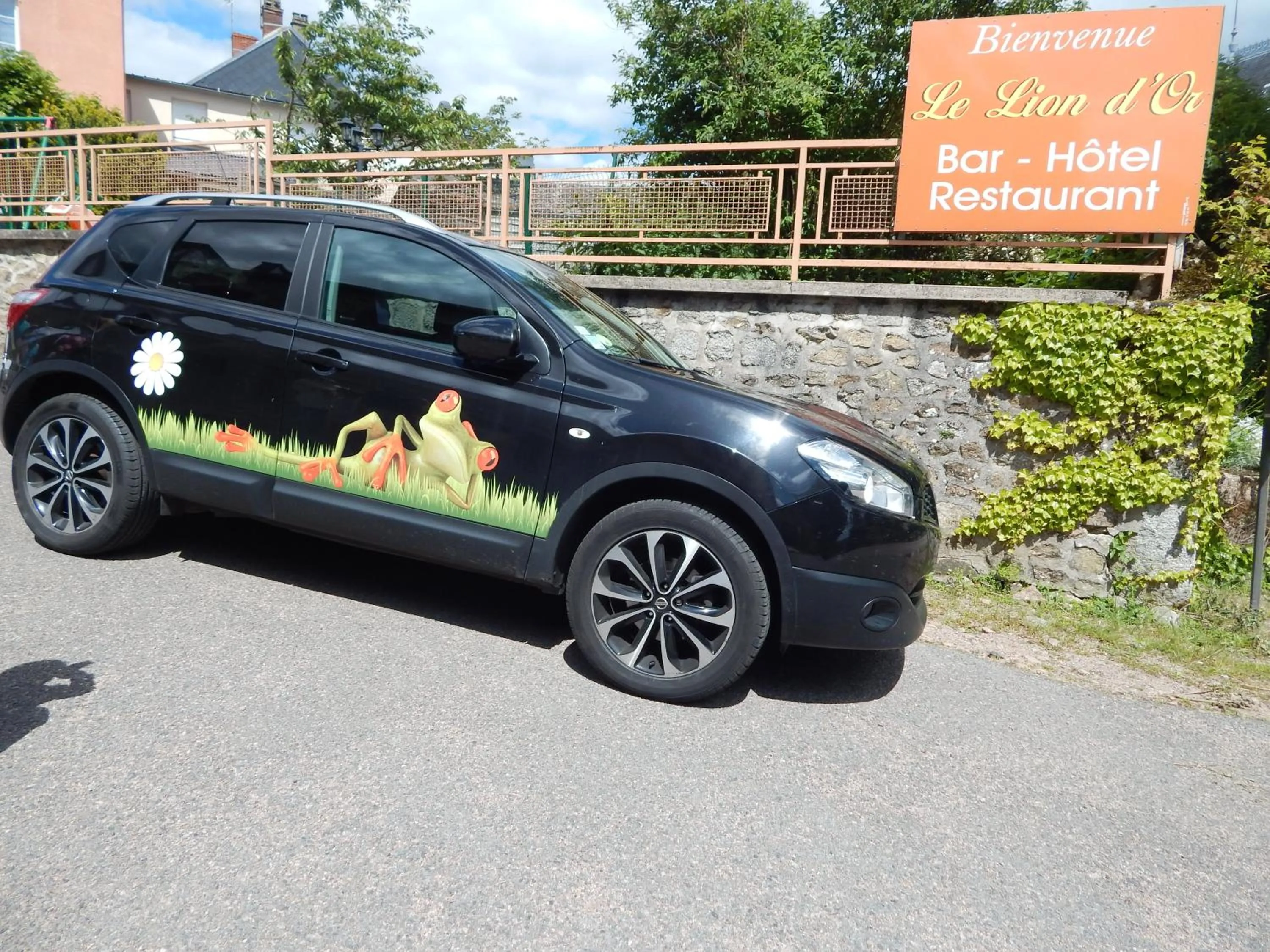 People in Le Lion D'or