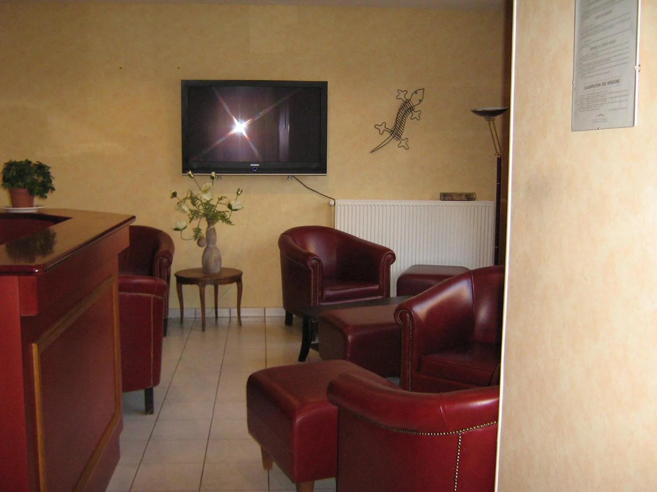 Communal lounge/ TV room in Le Lion D'or