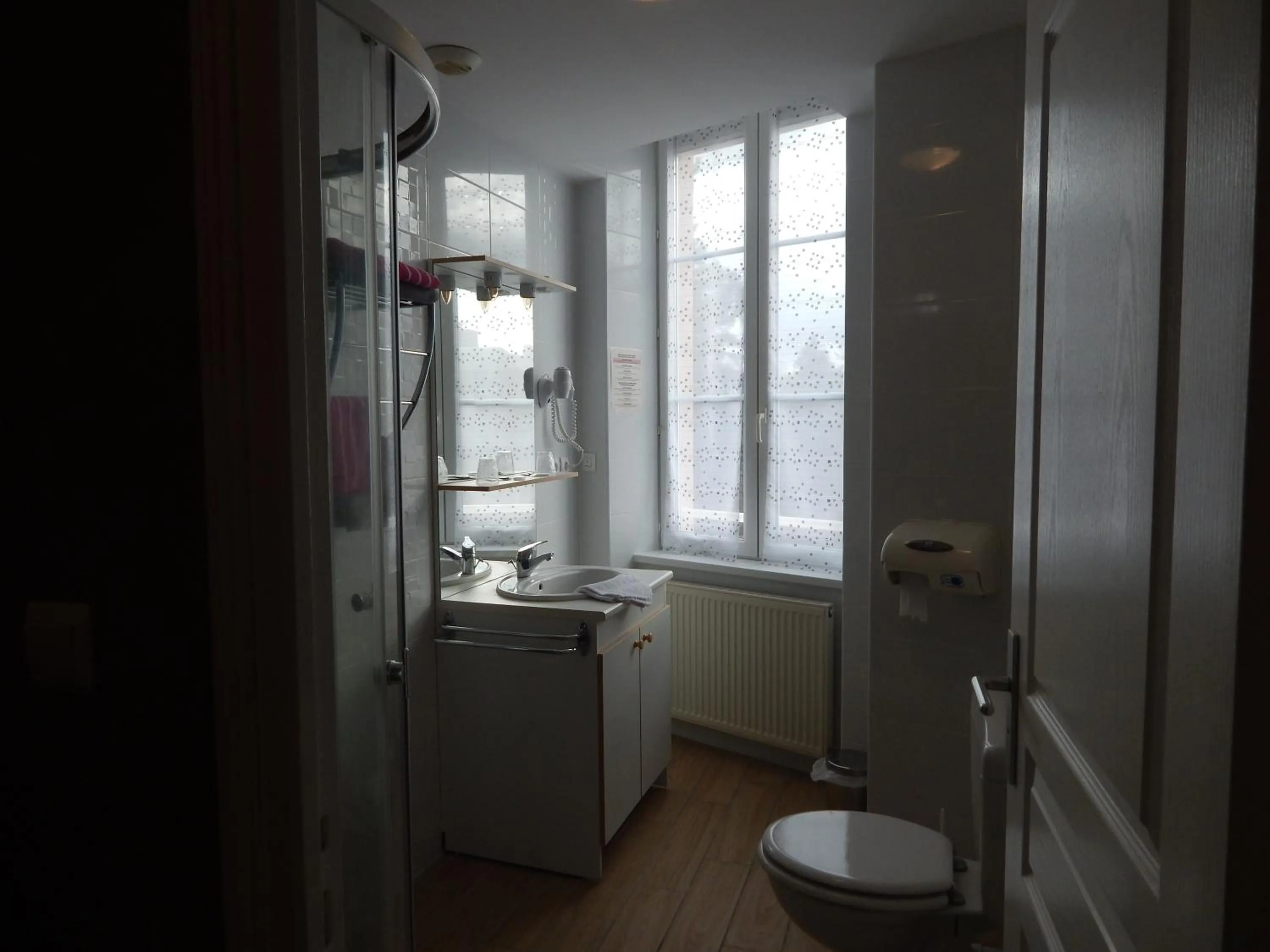 Shower in Le Lion D'or