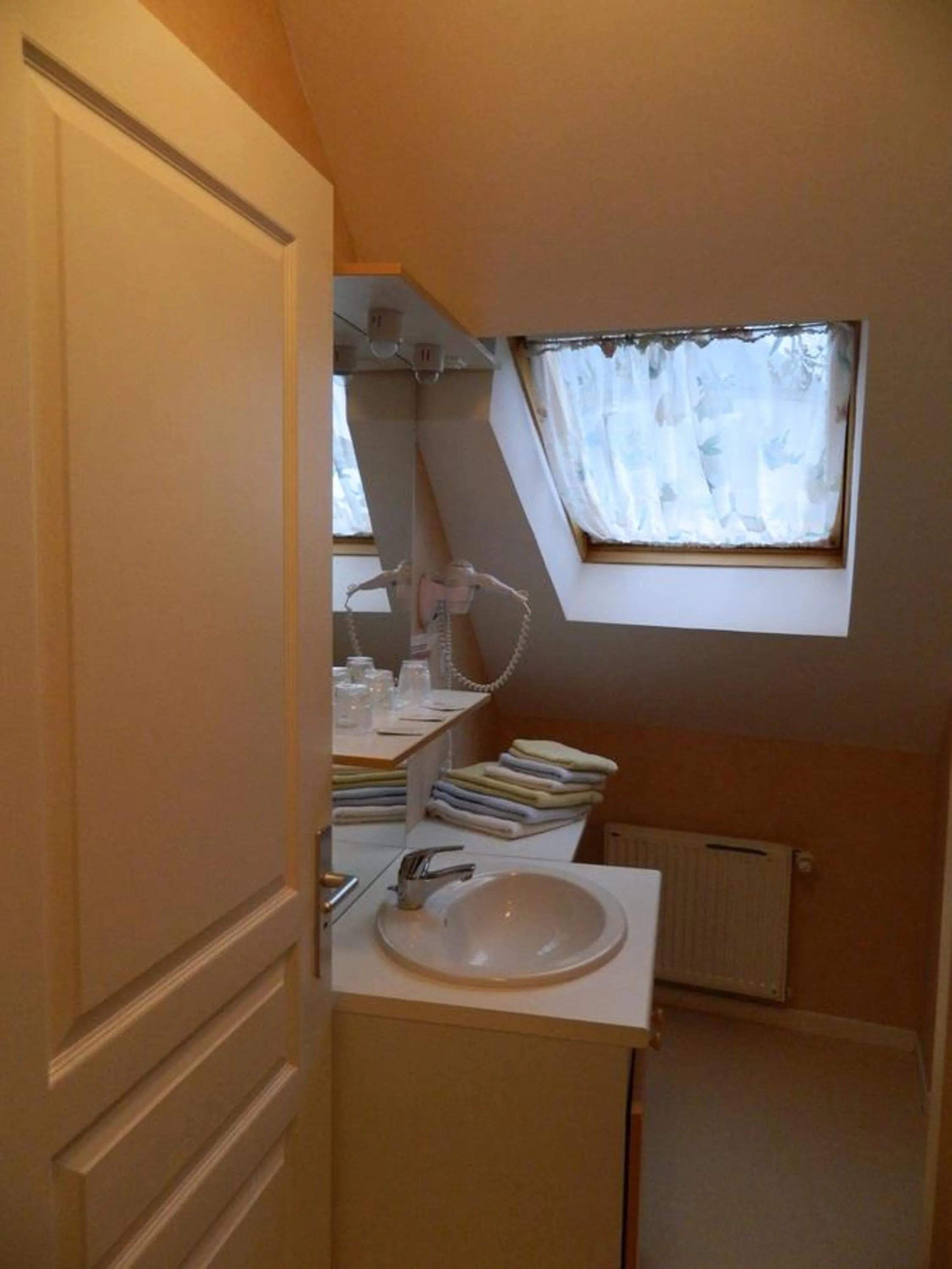 Bathroom in Le Lion D'or