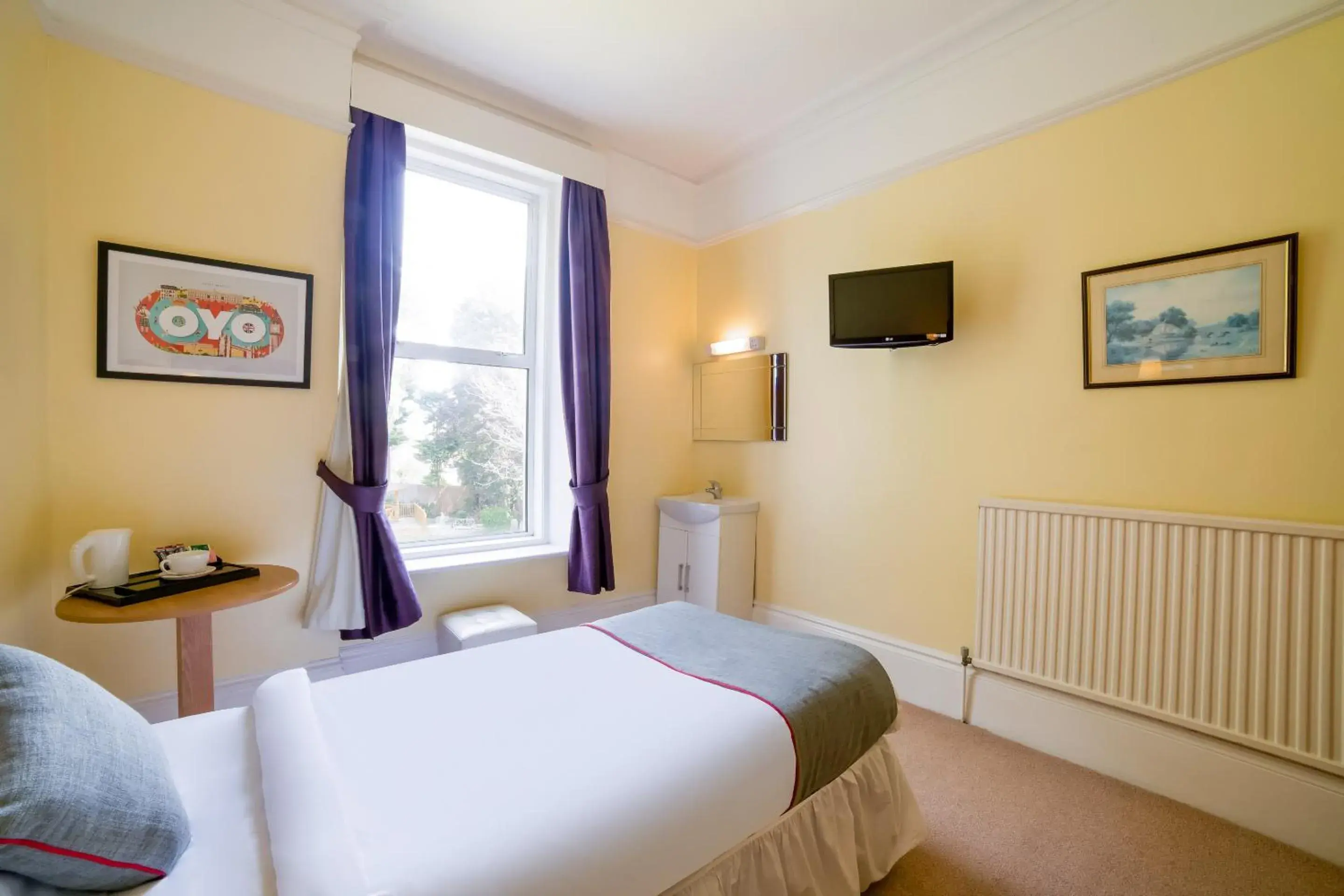 Bedroom, Bed in OYO Eagle House Hotel, St Leonards Hastings Bedroom, Bed in OYO Eagle House Hotel, St Leonards Hastings