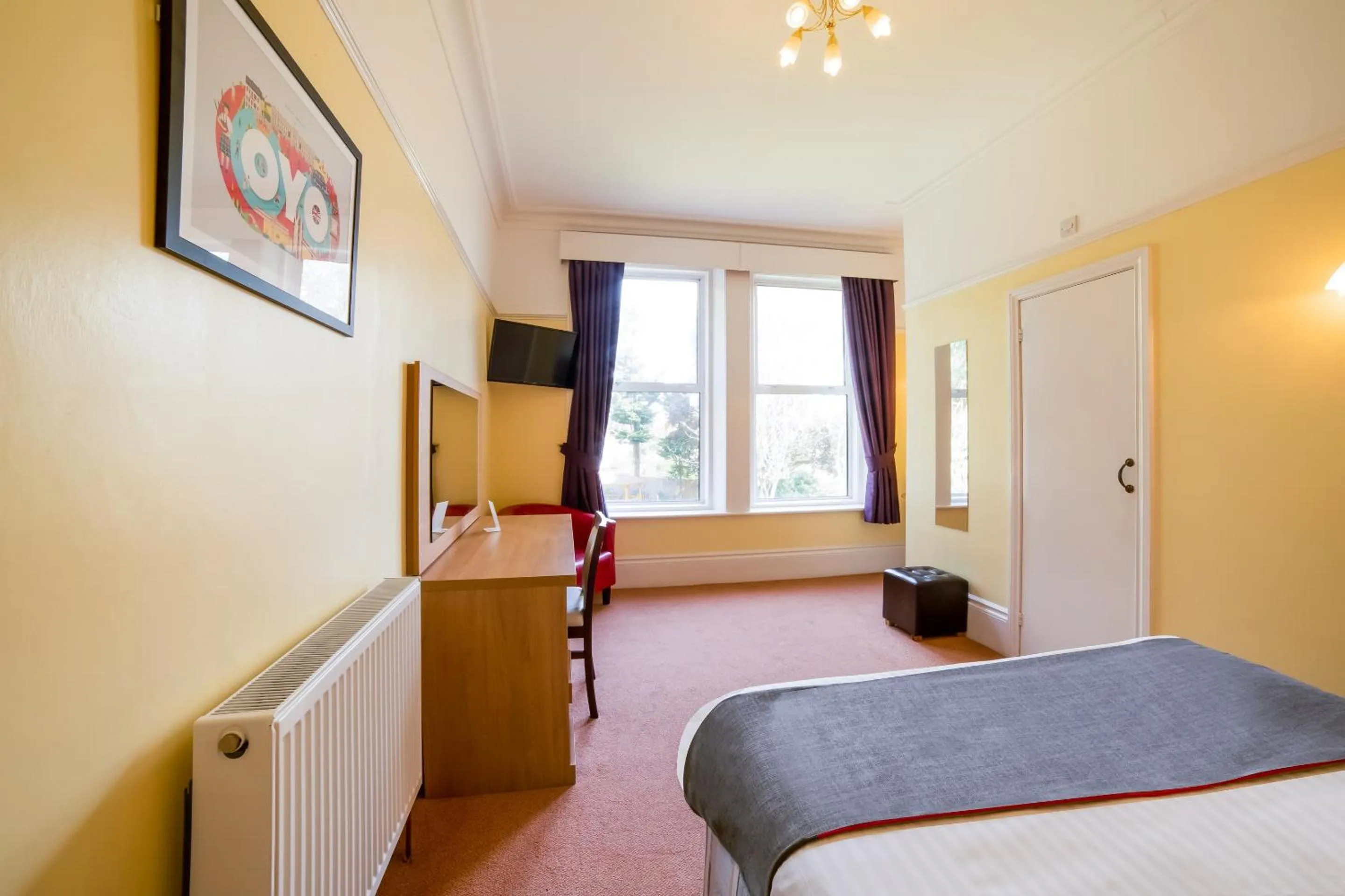 Bedroom, Bed in OYO Eagle House Hotel, St Leonards Hastings