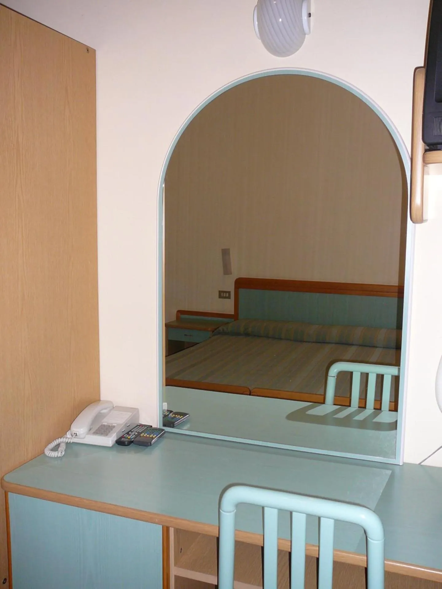 hair dresser, Bed in Hotel De La Plage