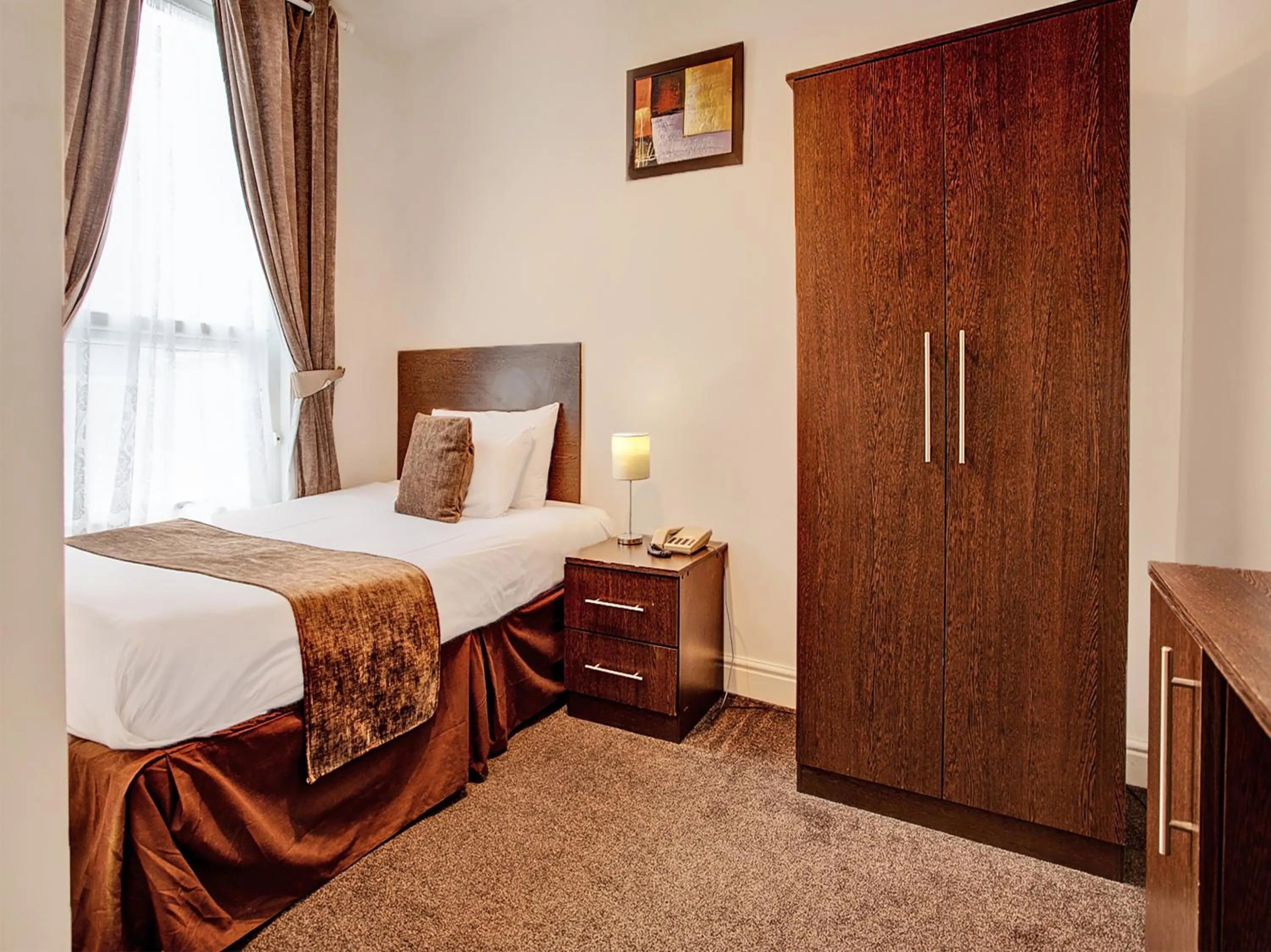 Bedroom, Bed in The Waverley Hotel