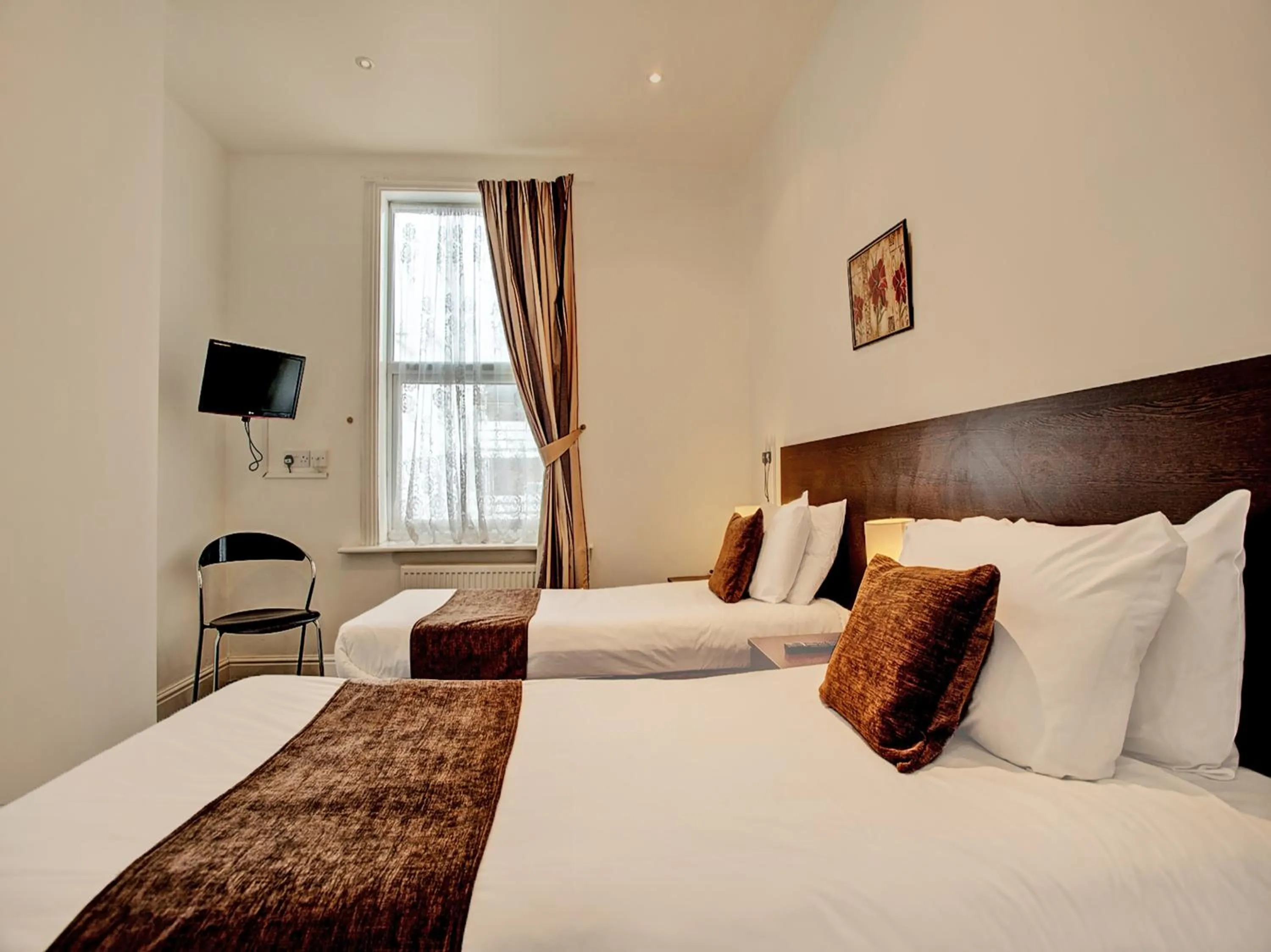 Bedroom, Bed in The Waverley Hotel