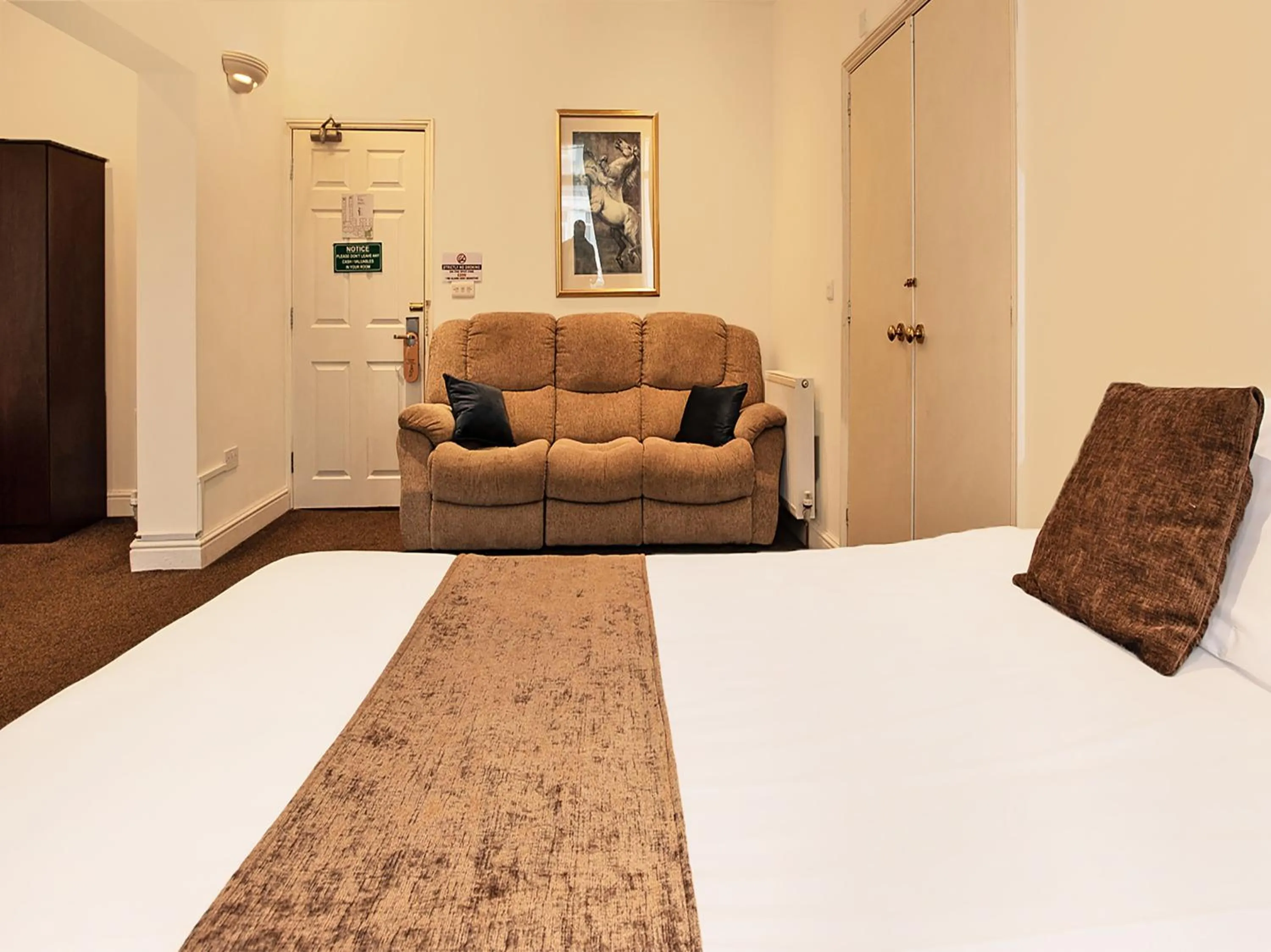 Bedroom, Bed in The Waverley Hotel