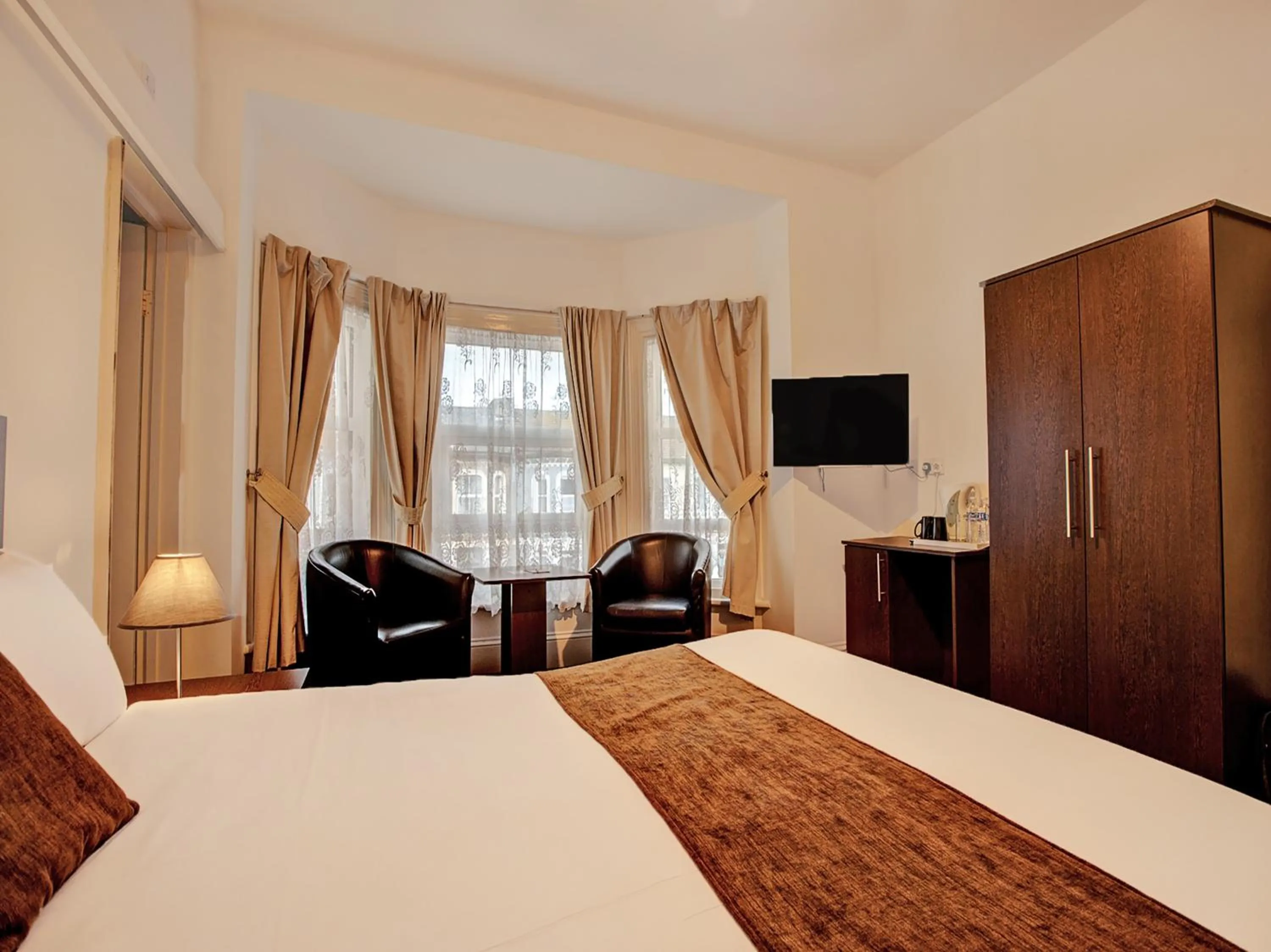 Bedroom, Bed in The Waverley Hotel