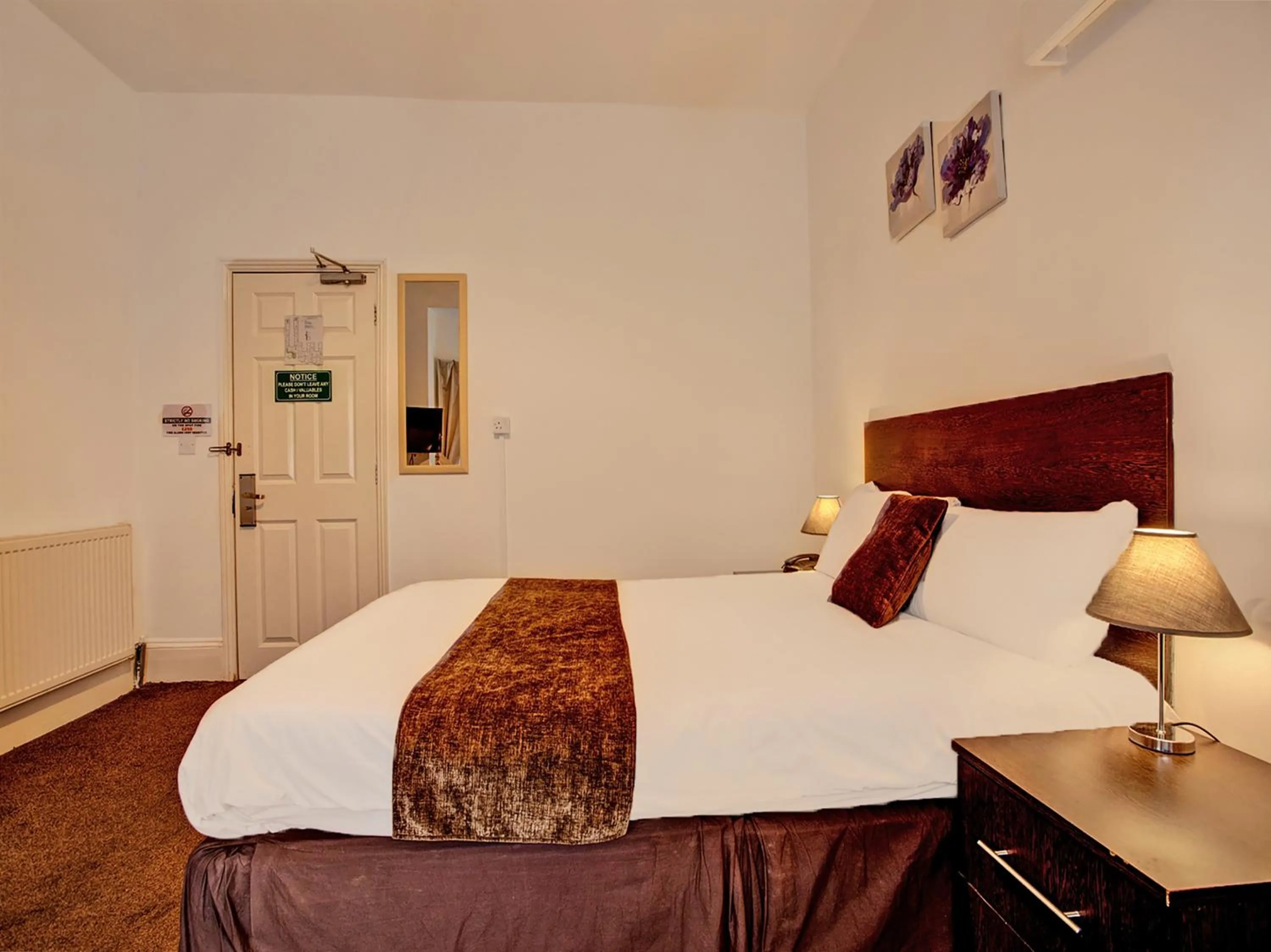 Bedroom, Bed in The Waverley Hotel