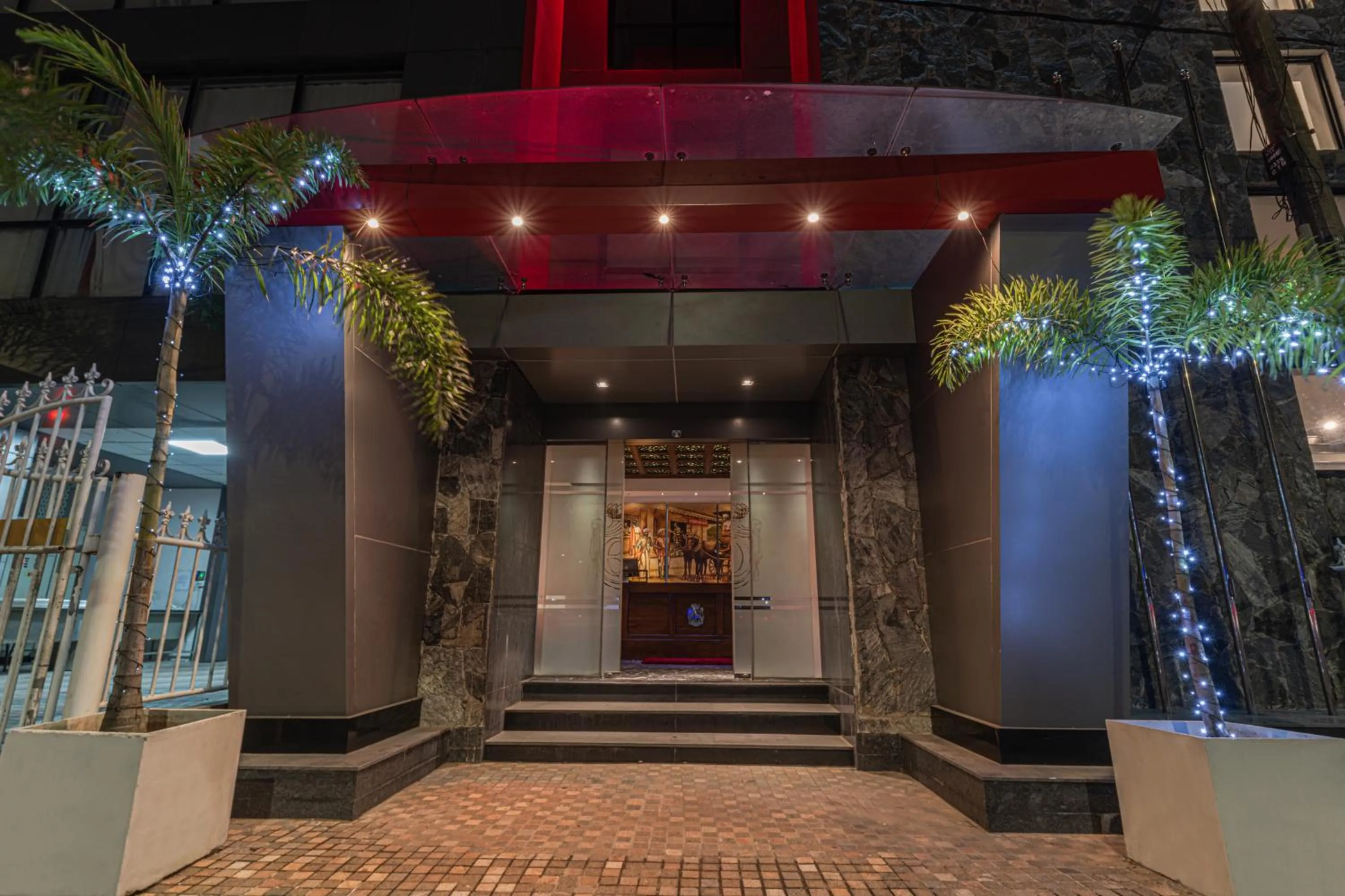 Facade/entrance in Earl's Red Colombo