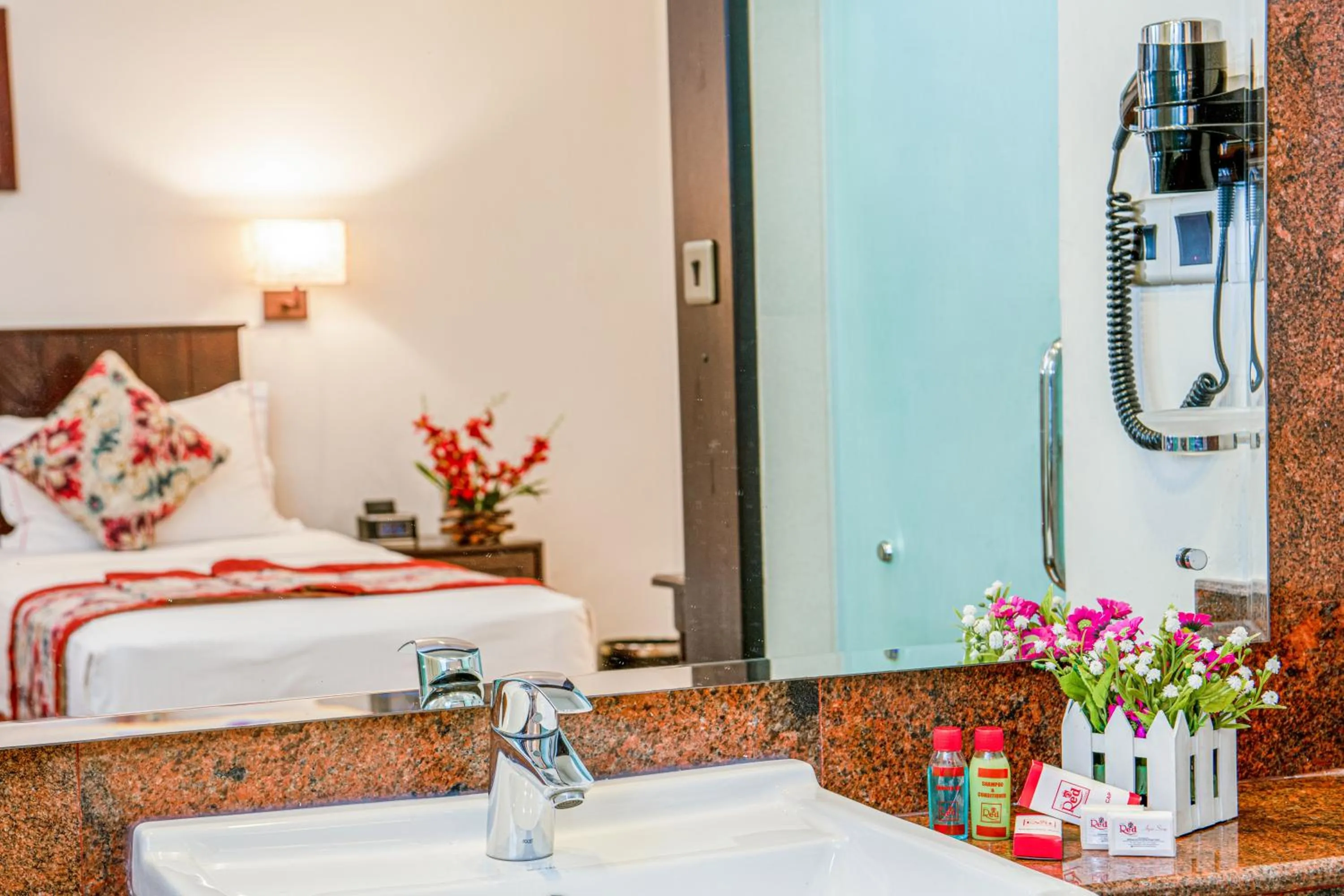 Bathroom in Earl's Red Colombo