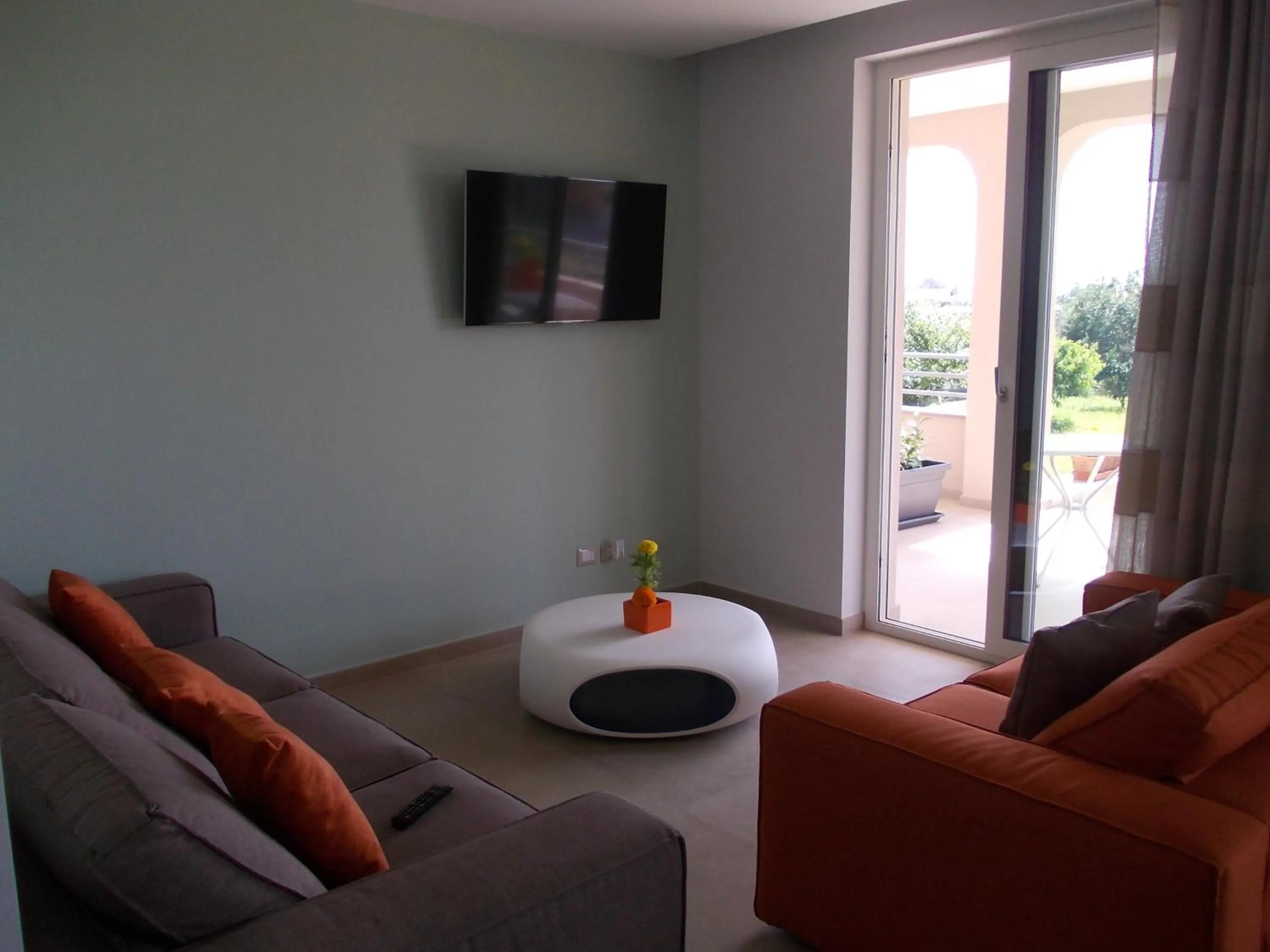 Communal lounge/ TV room in VILLA LAURO LUXURY B&B