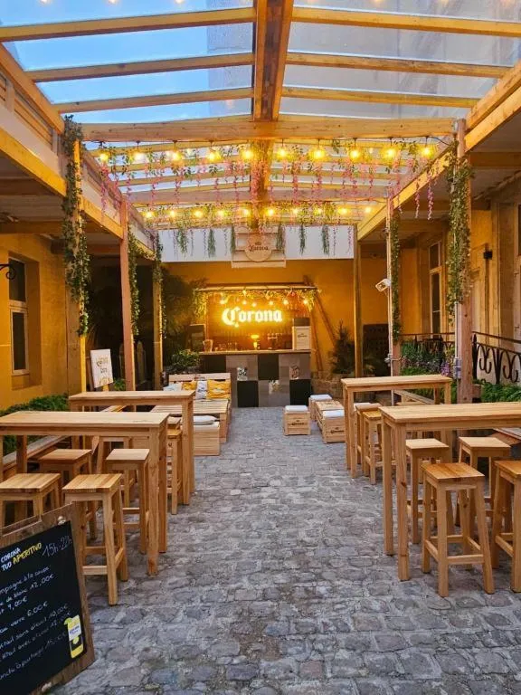 Lounge or bar in Brit Hotel Aux Sacres Reims, Centre Historique
